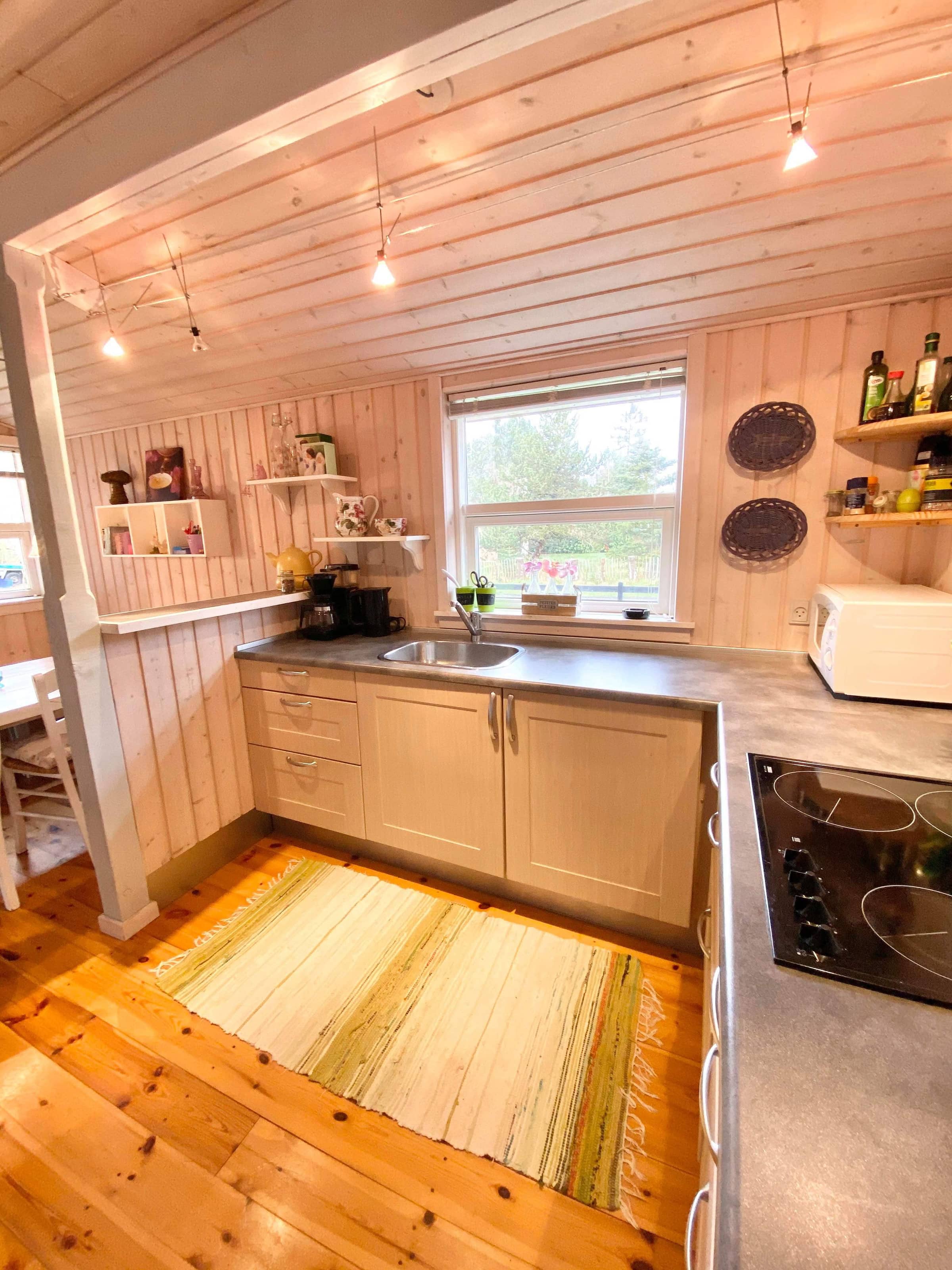 Naturskønt sommerhus med shelter og bålplads billede 5