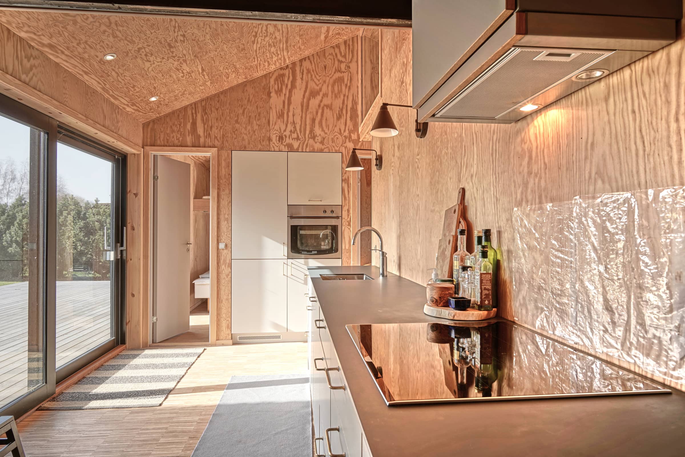 Natursmukt sommerhus nær vandet billede 4