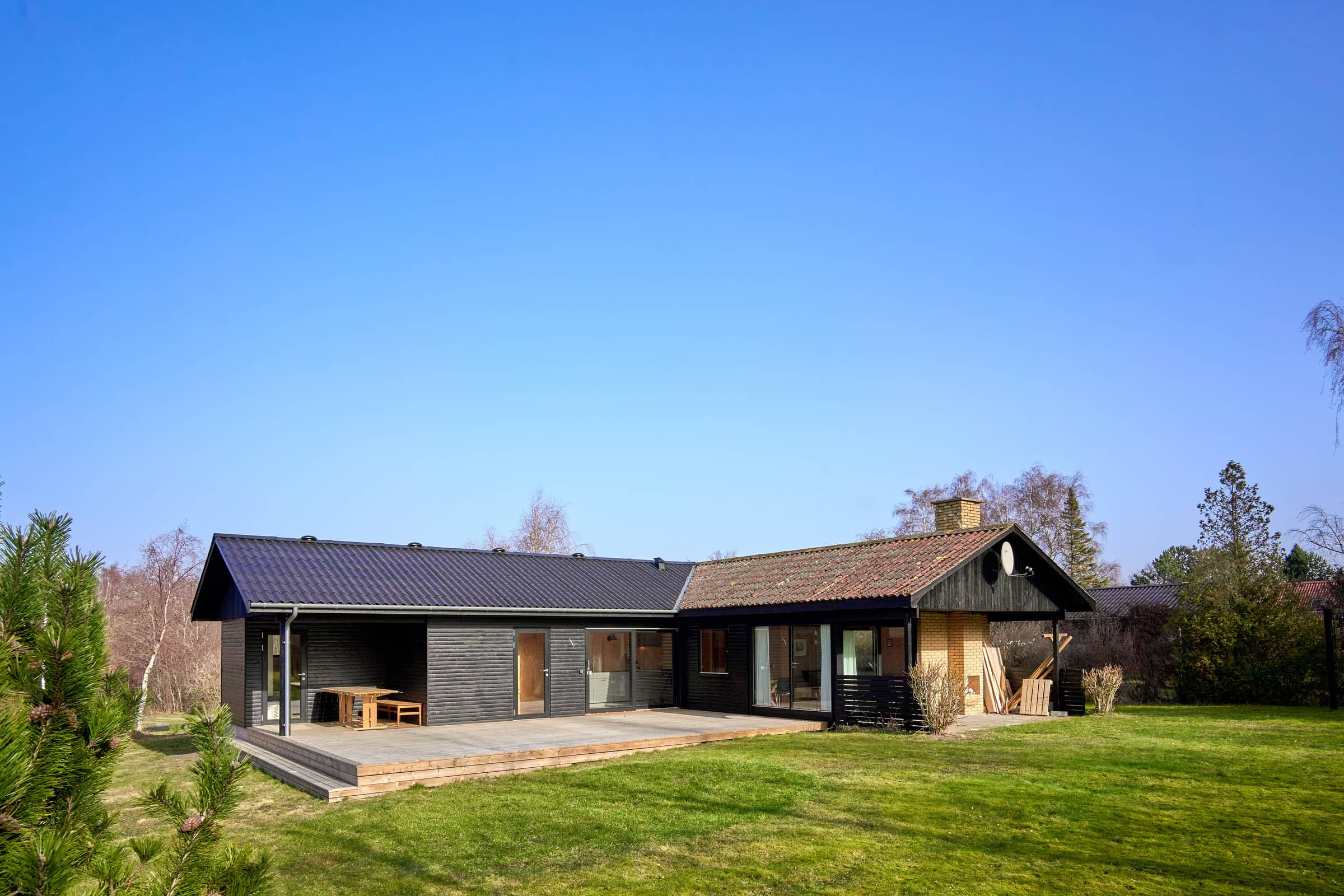 Natursmukt sommerhus nær vandet billede 2