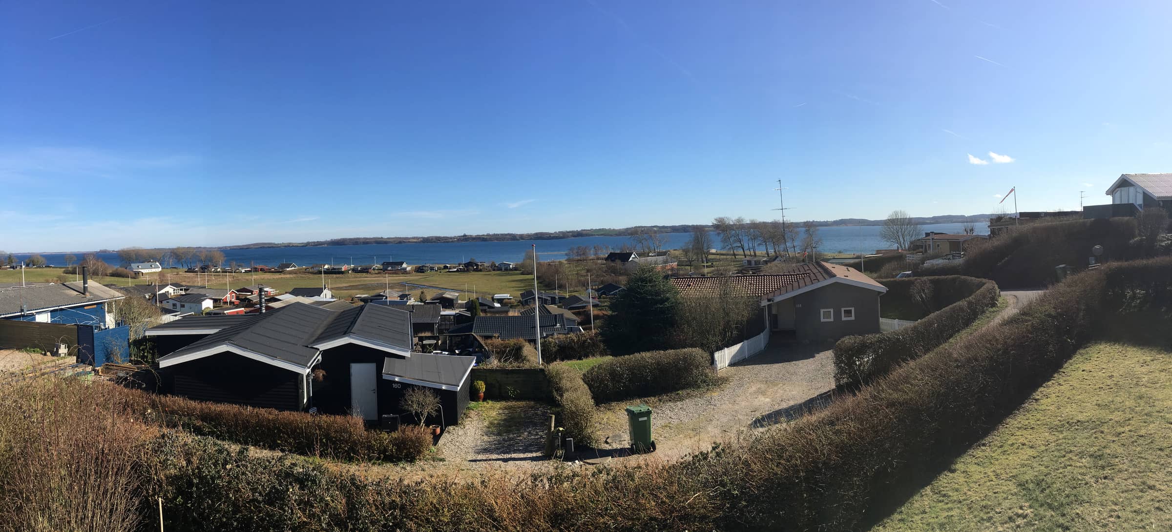 Nyrestaureret sommerhus med smuk havudsigt billede 4