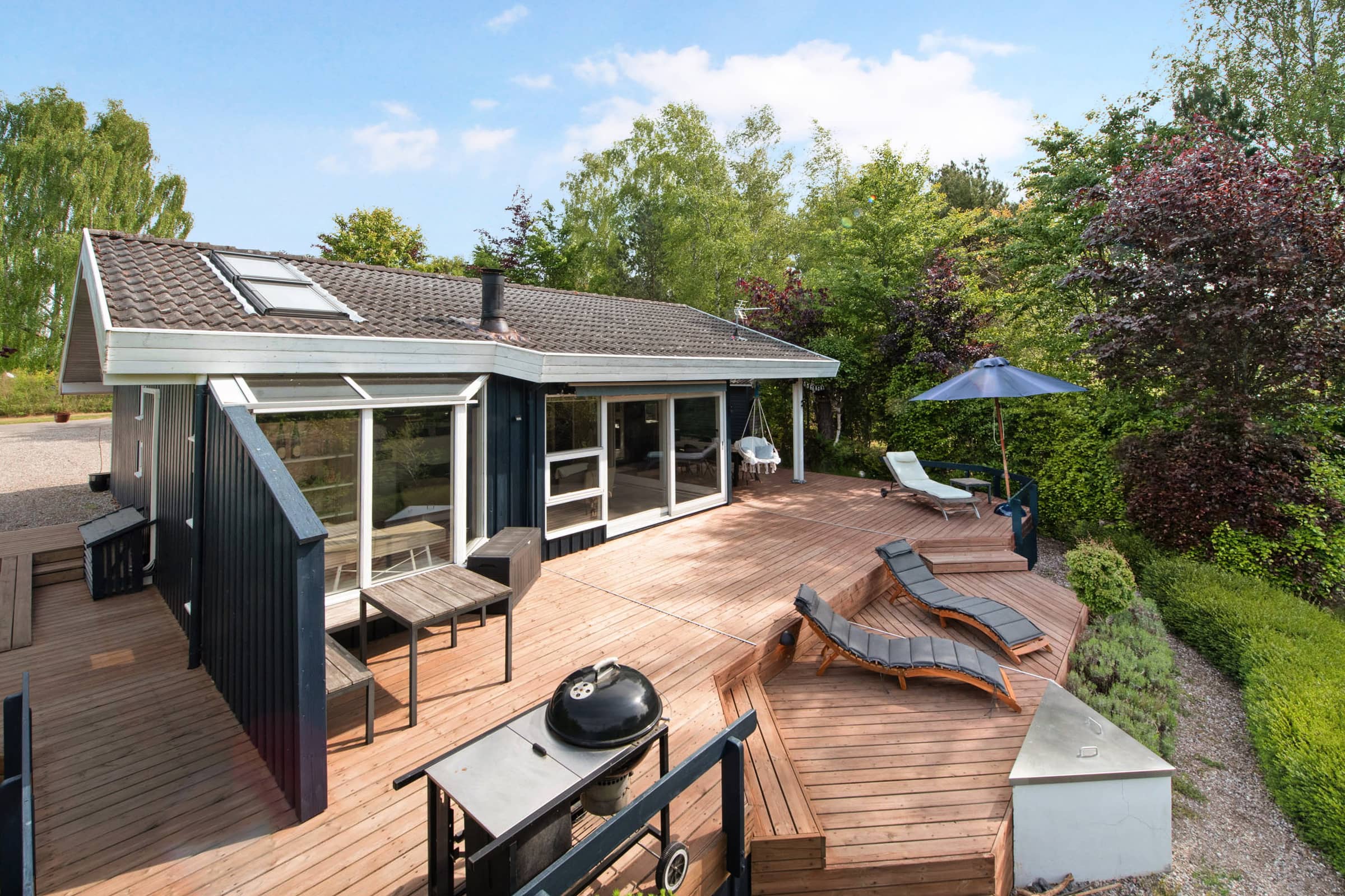Sommerhus med stor terrasse ud til naturen billede 5