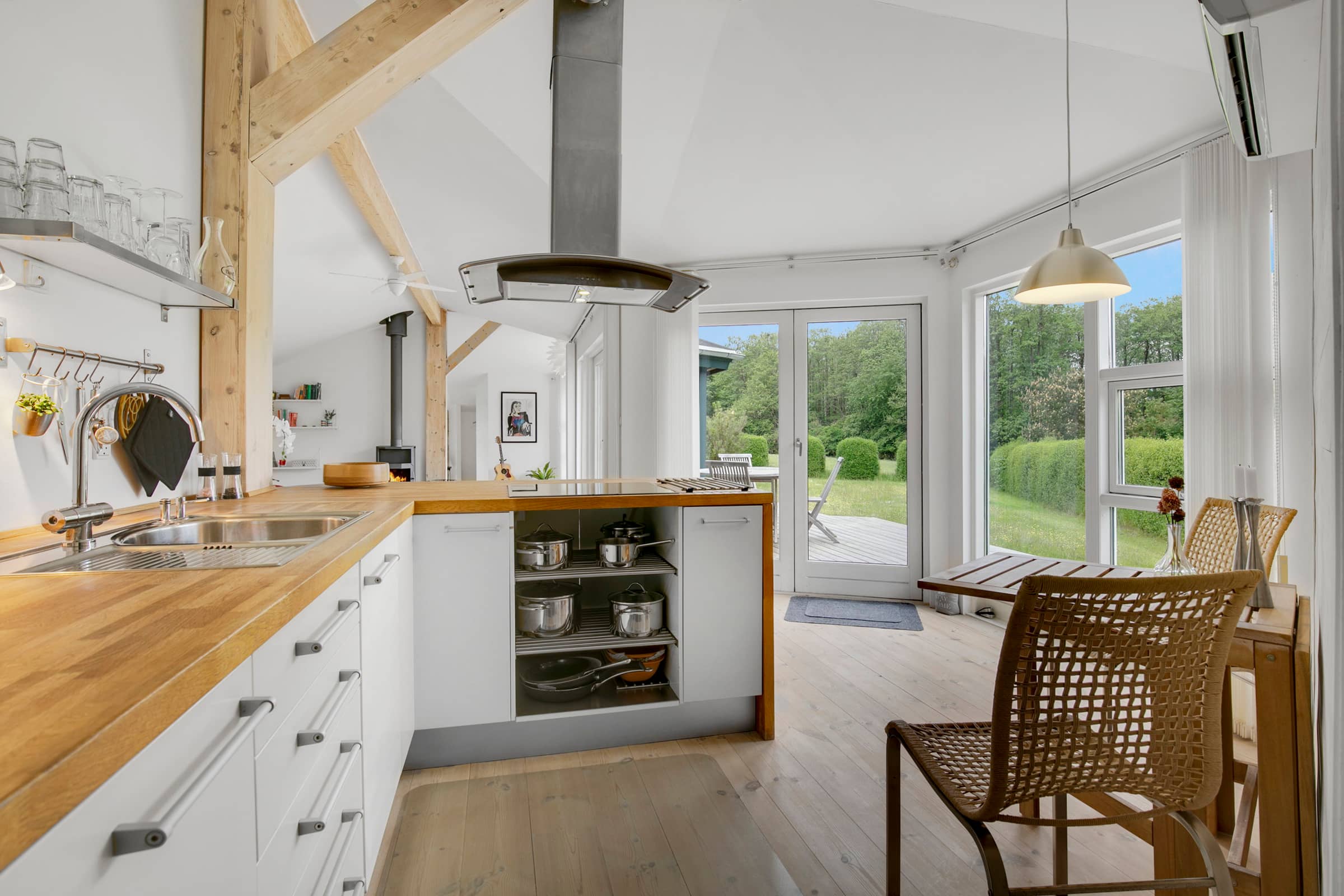 Naturskønt sommerhus nær stille bølgeskvulp billede 5