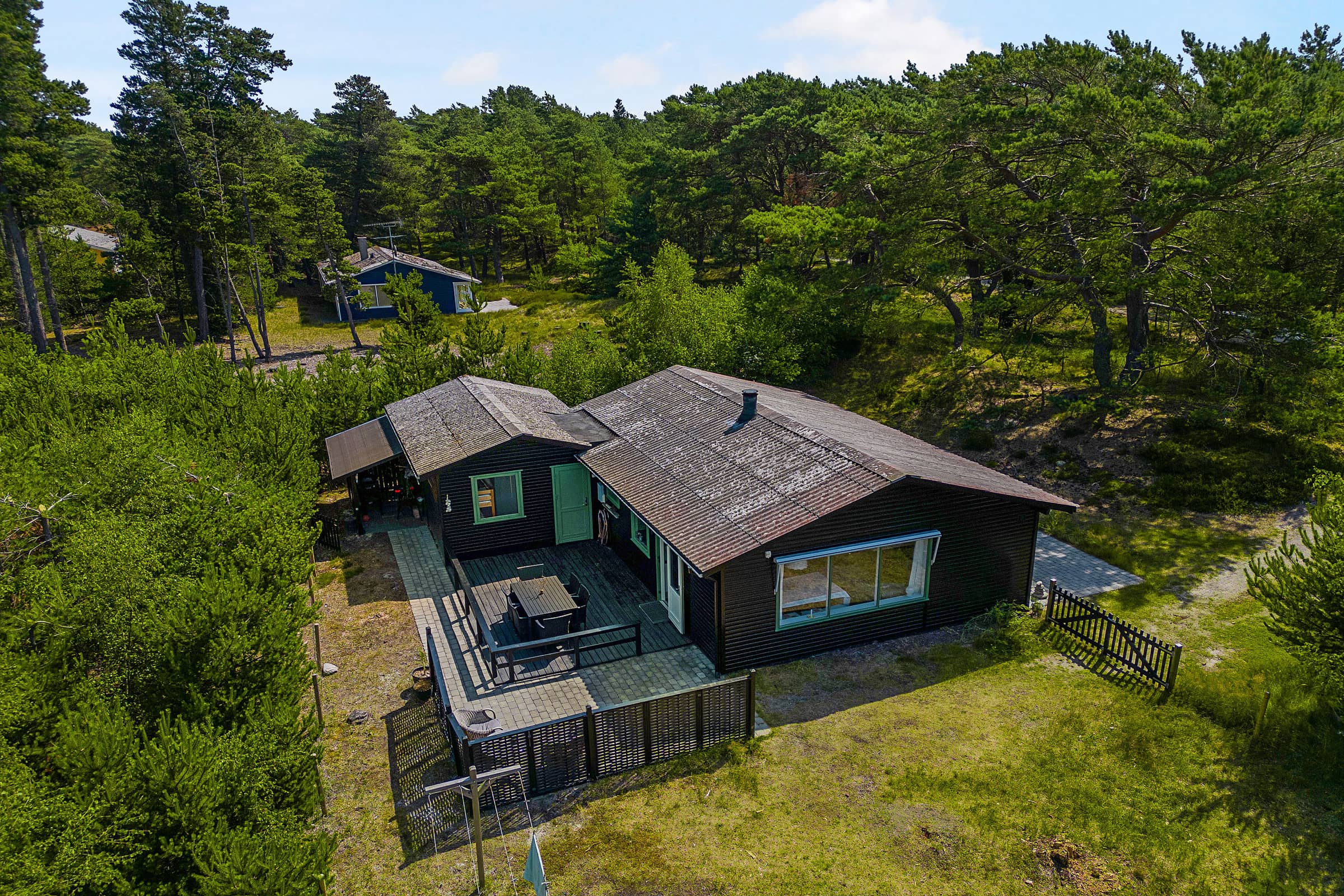 Naturskønt sommerhus nær skov og strand billede 2