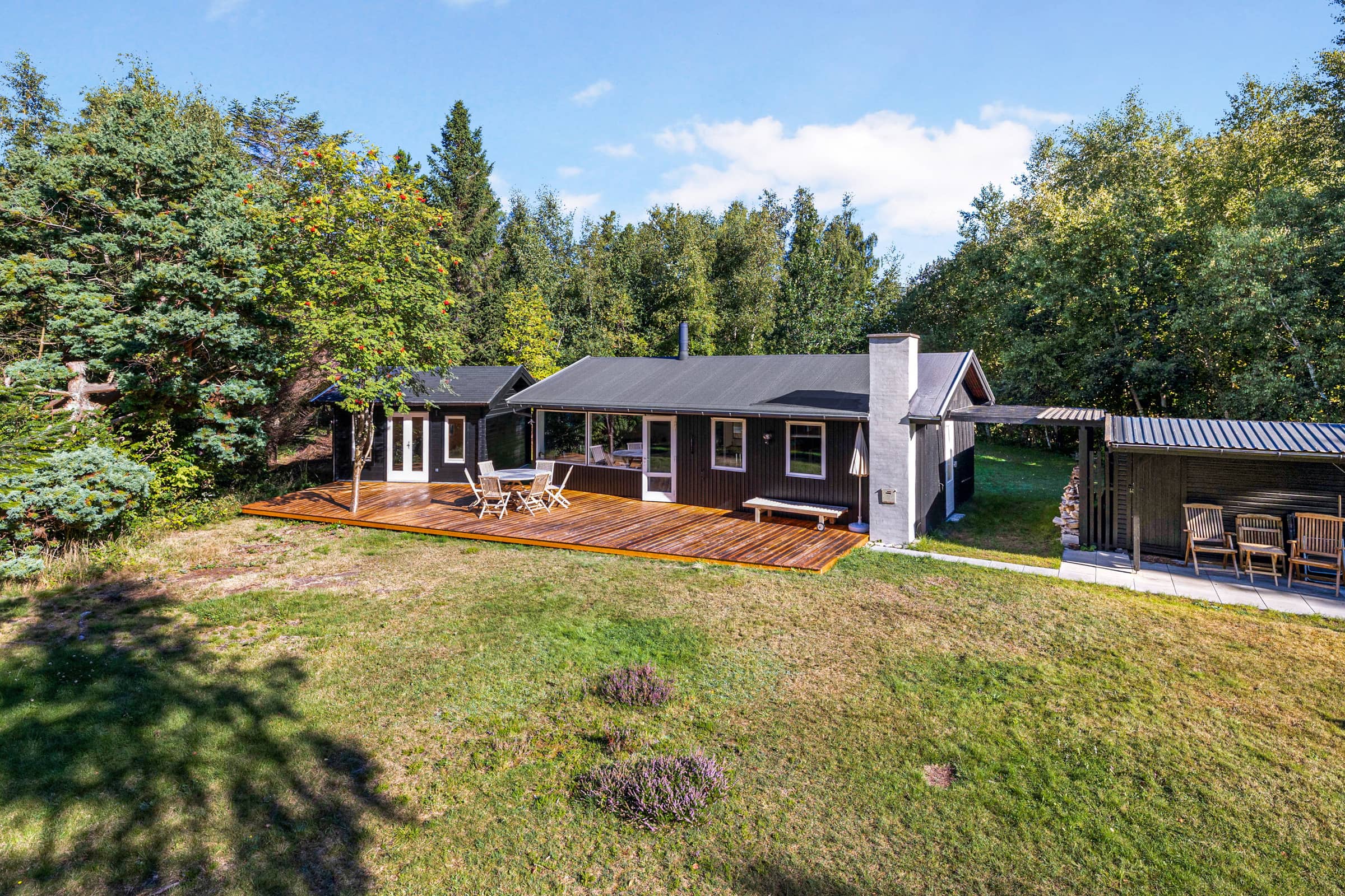 Natursmukt sommerhus nær skov og strand billede 2