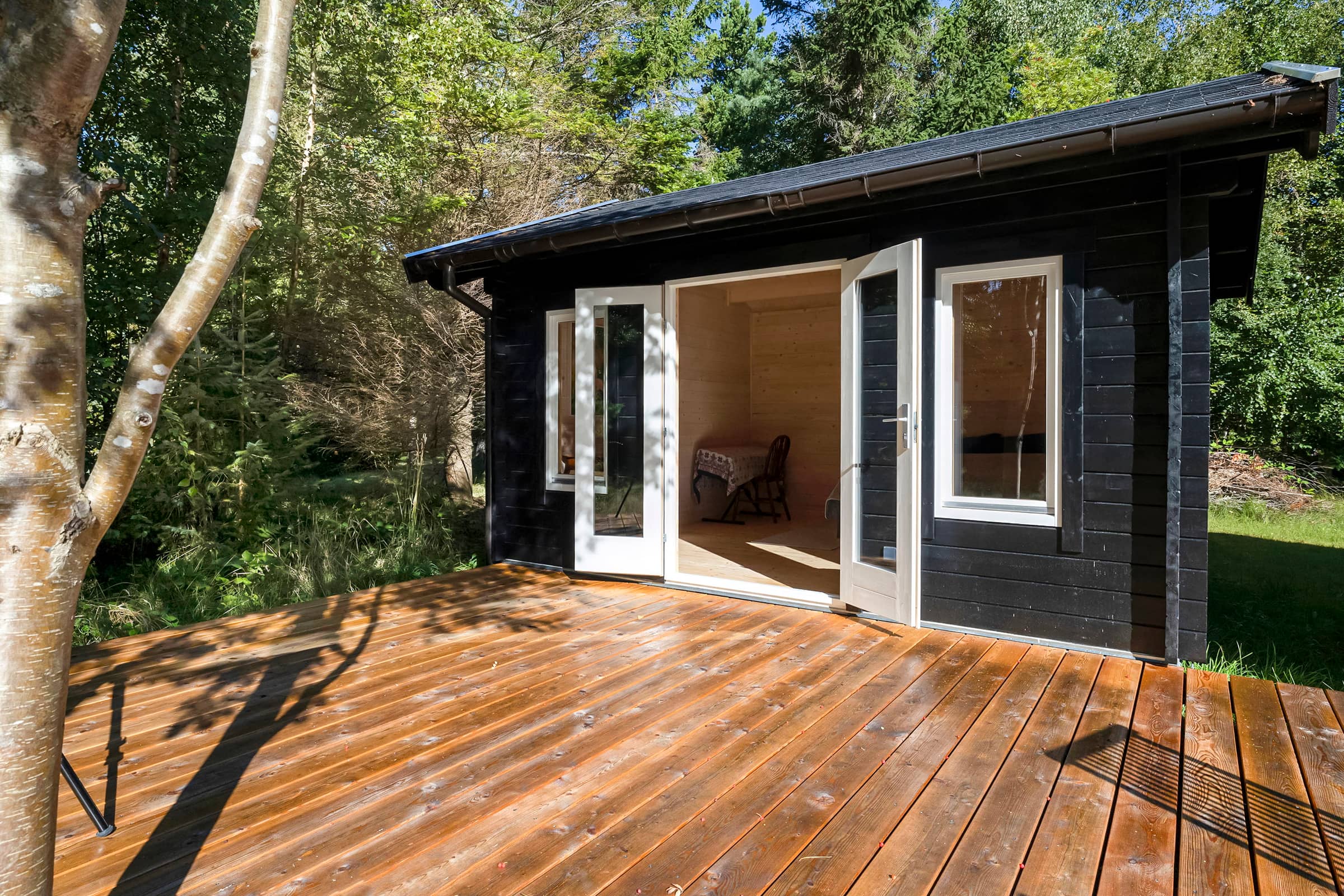 Natursmukt sommerhus nær skov og strand billede 4