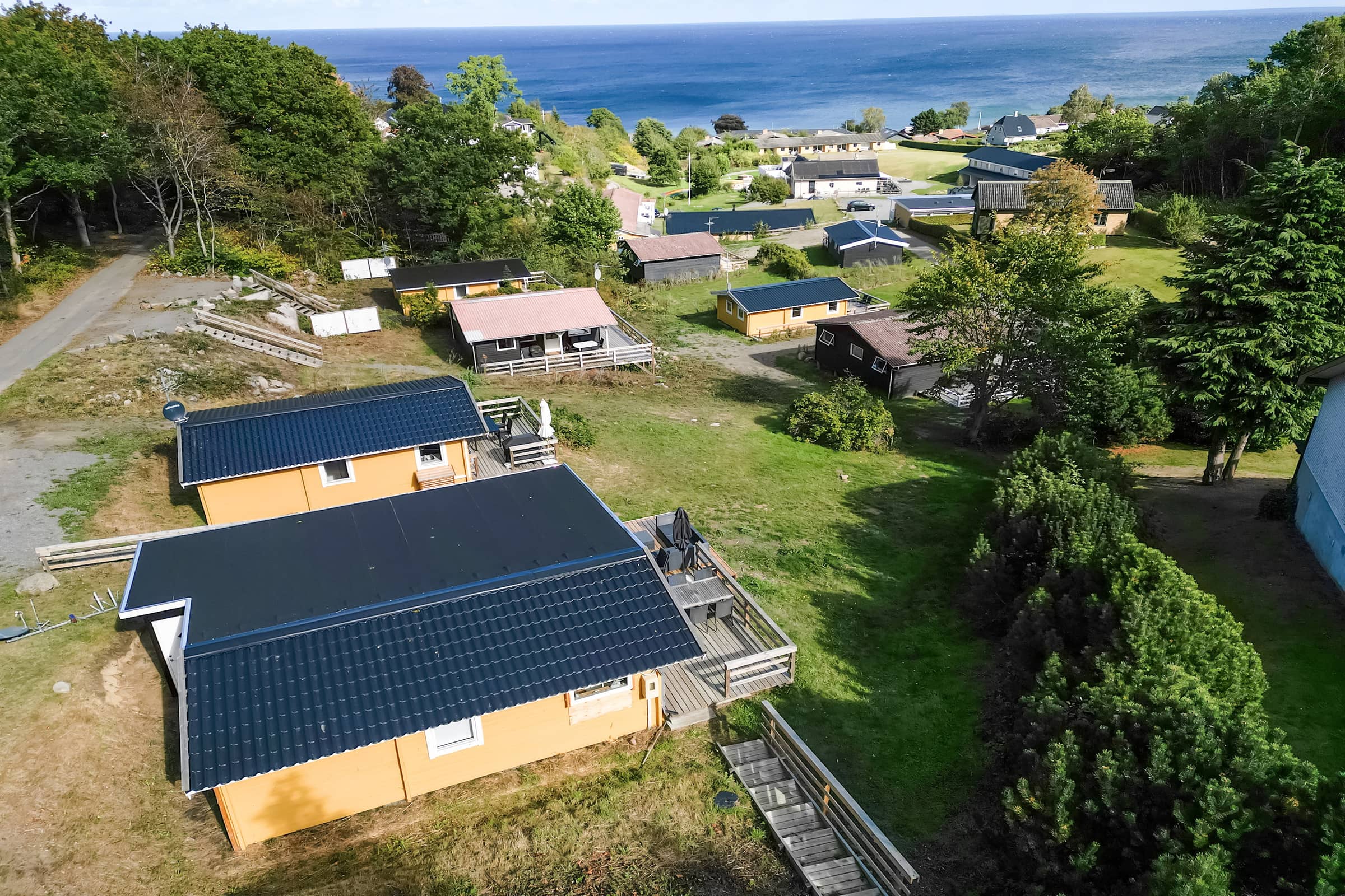 Smukt beliggende sommerhus med havudsigt billede 4