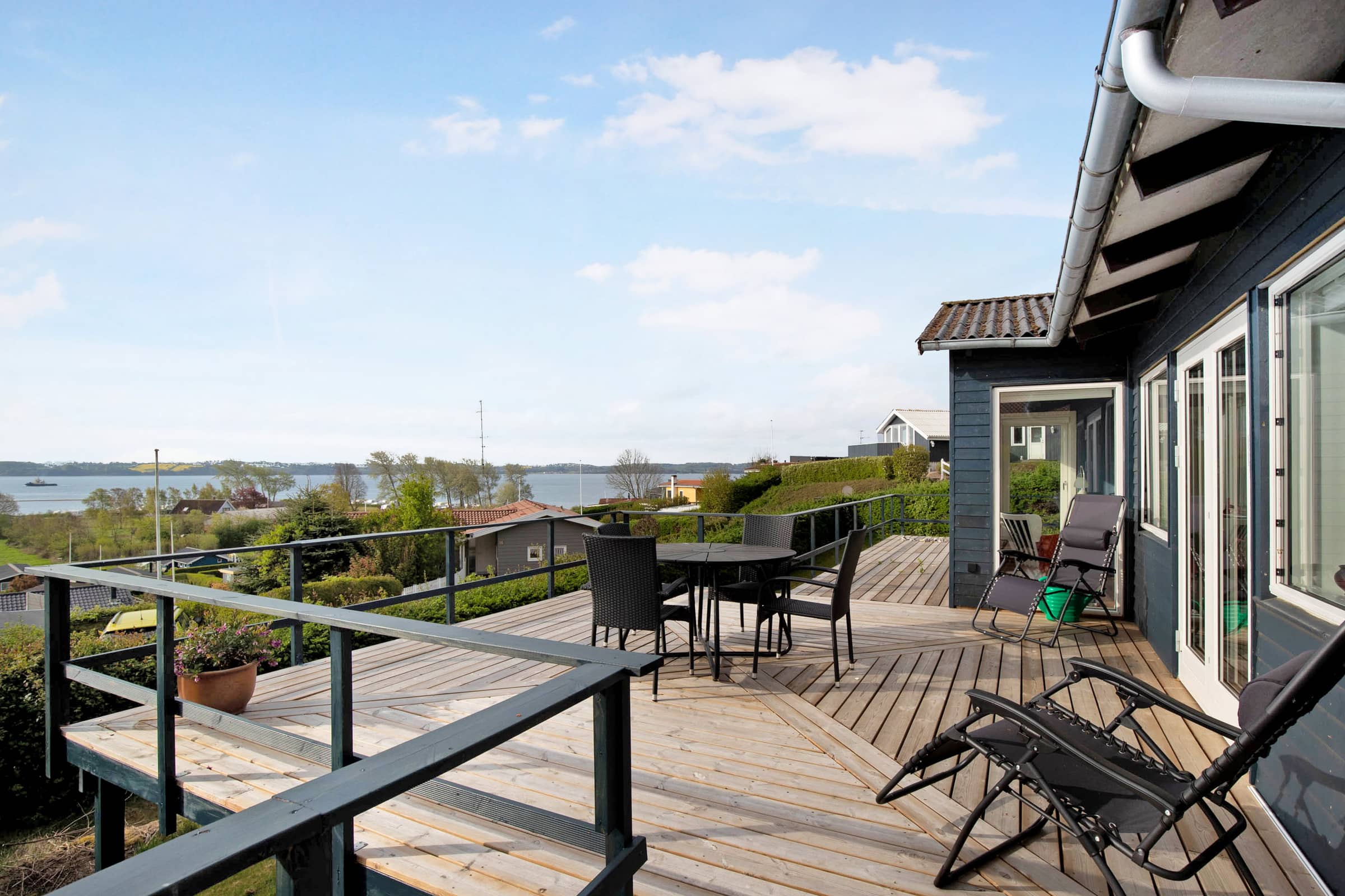 Nyrestaureret sommerhus med smuk havudsigt billede 3