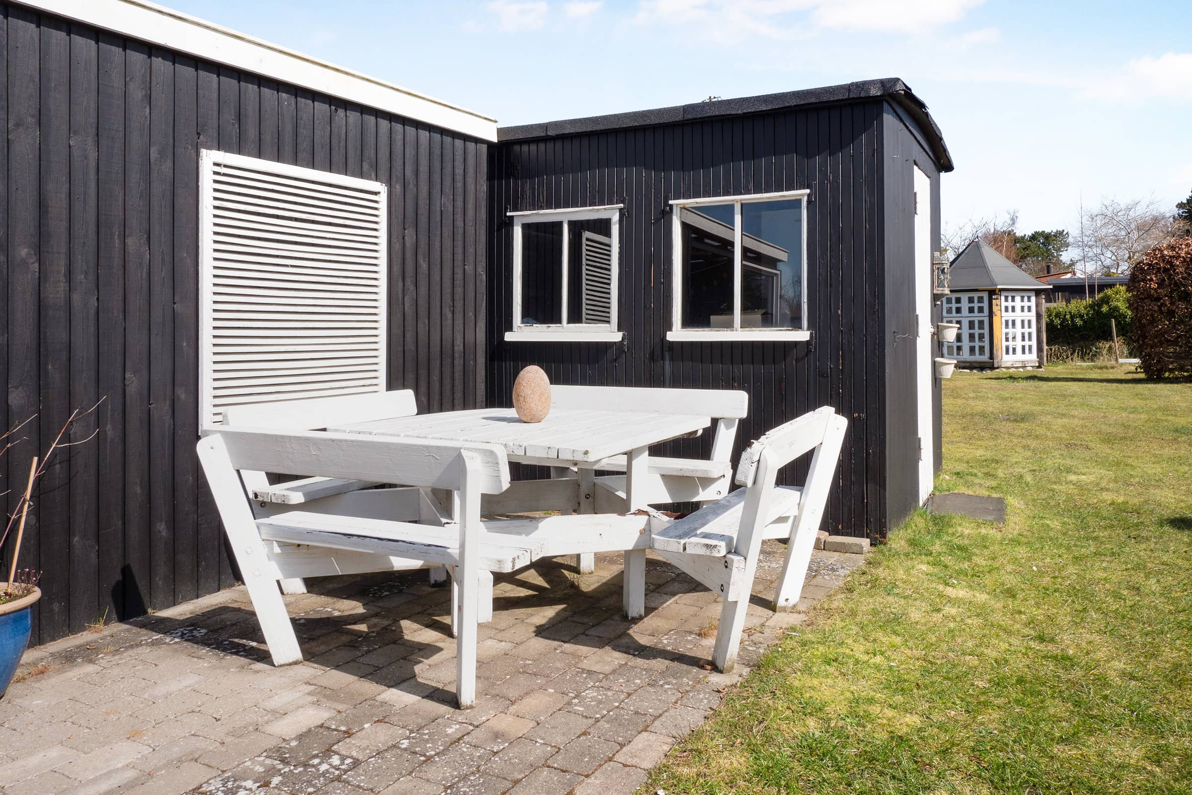 Lyst sommerhus tæt på havet i grønne omgivelser billede 4