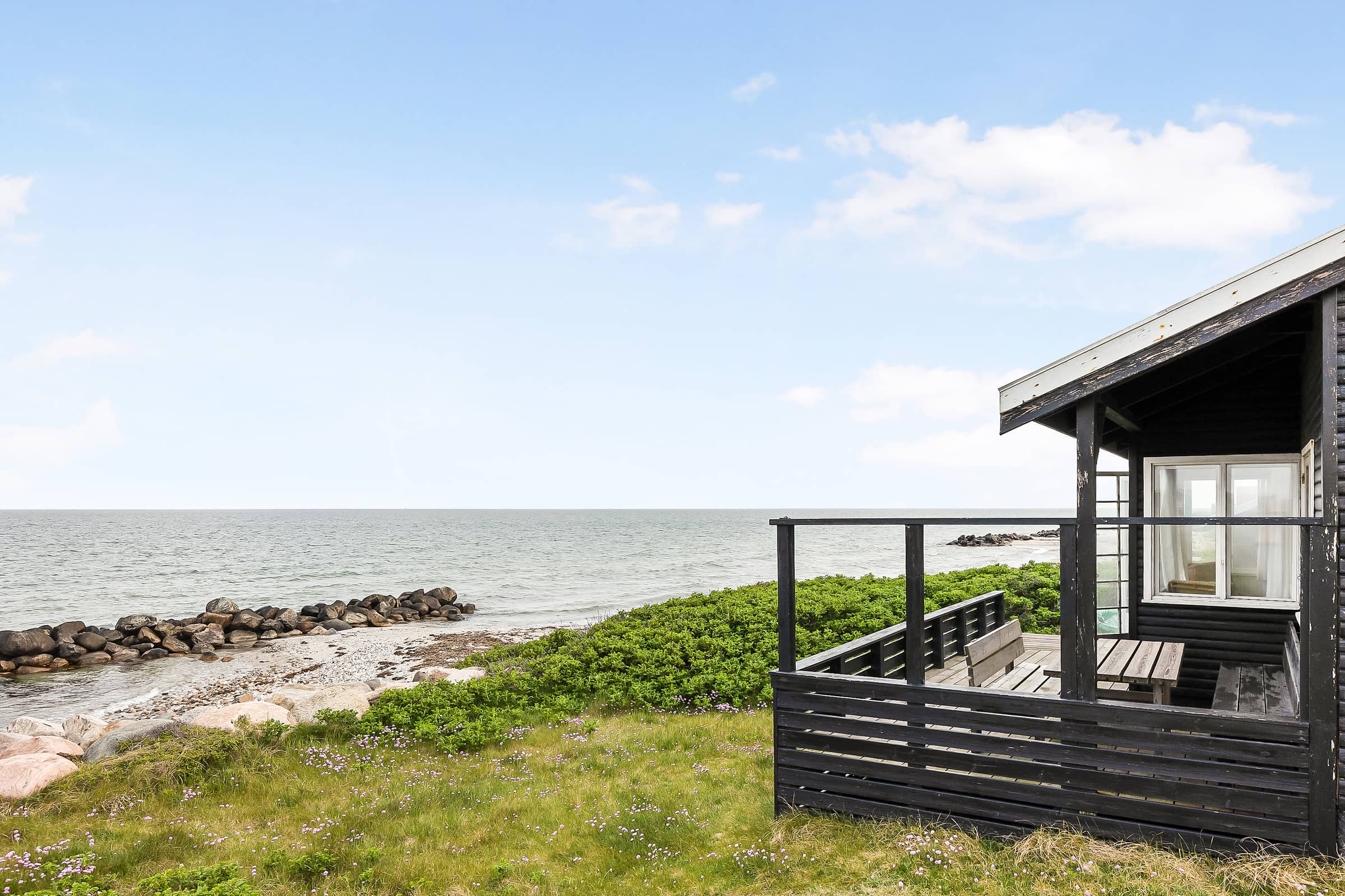 Lyst og lækkert sommerhus helt ned til vandet billede 2