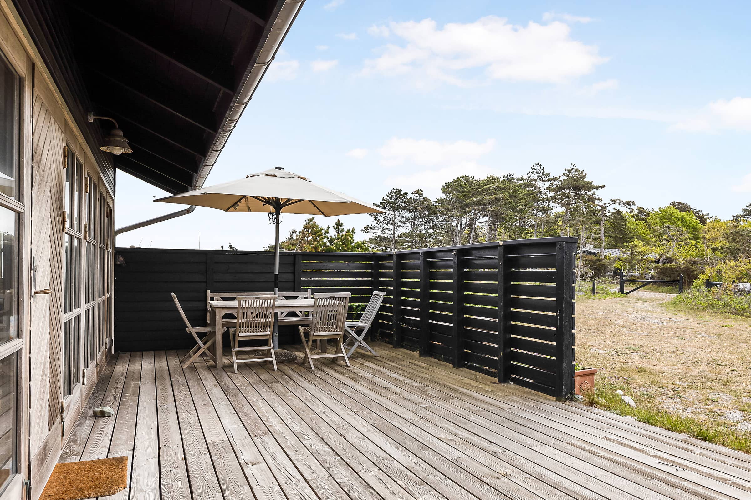 Lyst og lækkert sommerhus helt ned til vandet billede 4
