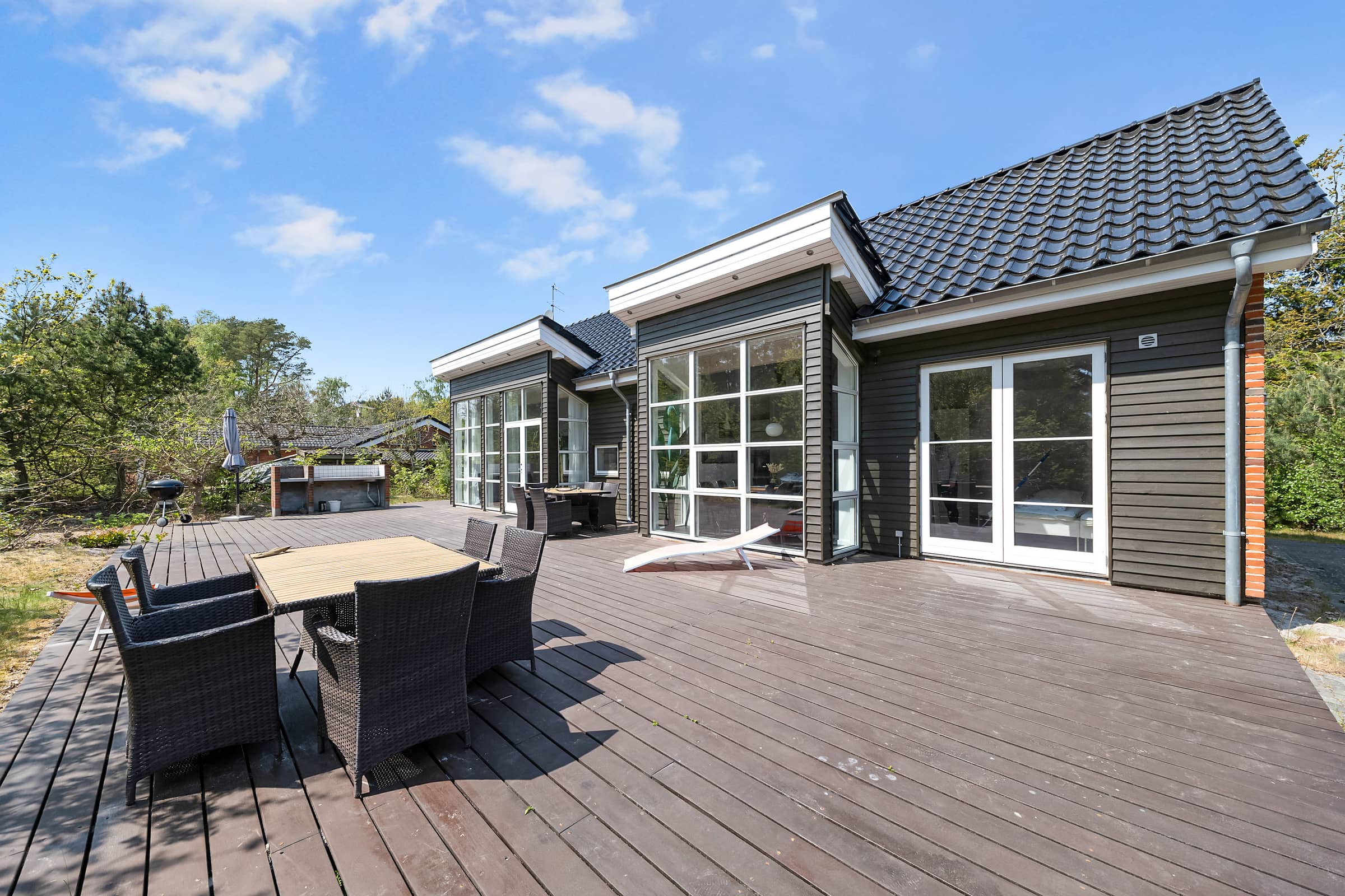 Lækkert feriehus på en dejlig naturgrund billede 2