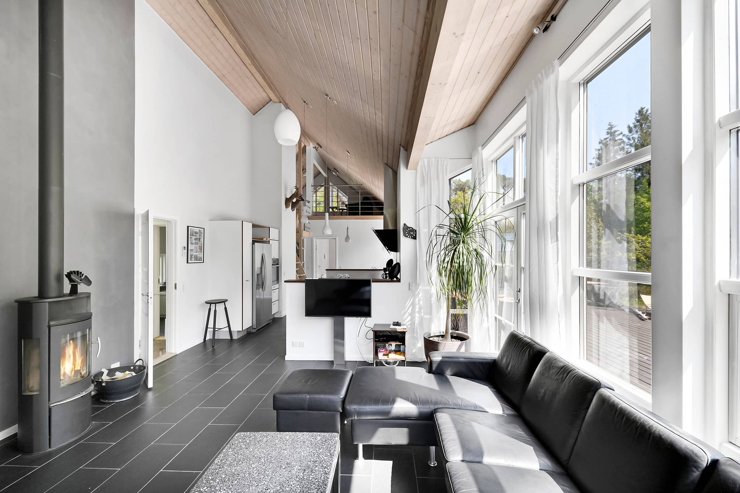 Lækkert feriehus på en dejlig naturgrund billede 4