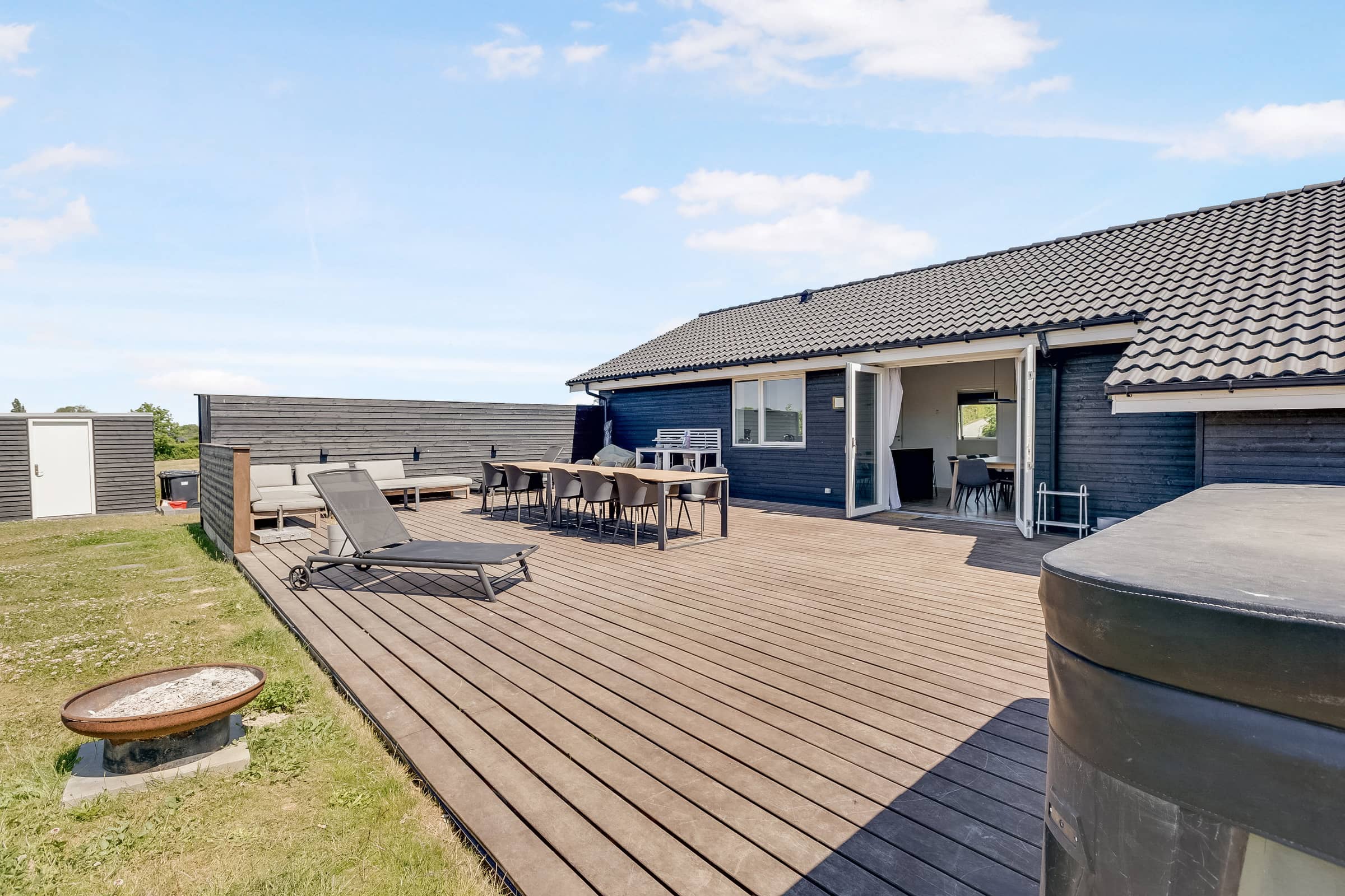 Nyt og moderne sommerhus med spabad billede 2