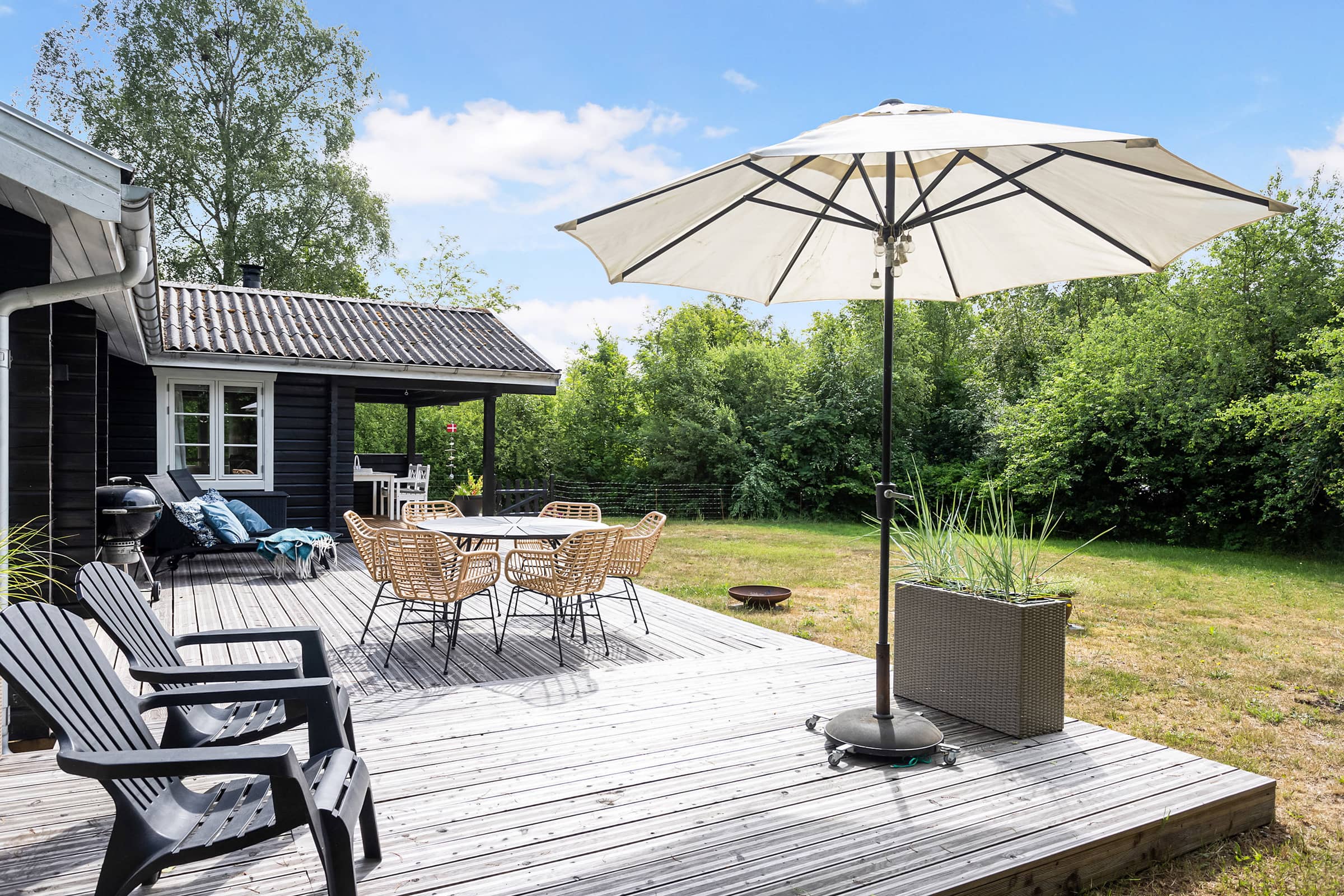 Smukt beliggende bjælkehus ved natur og strand billede 2