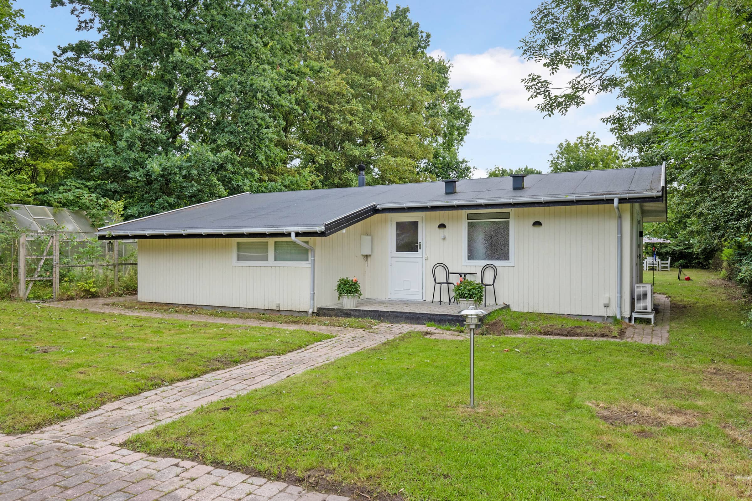Nyrenoveret sommerhus midt i skoven billede 2
