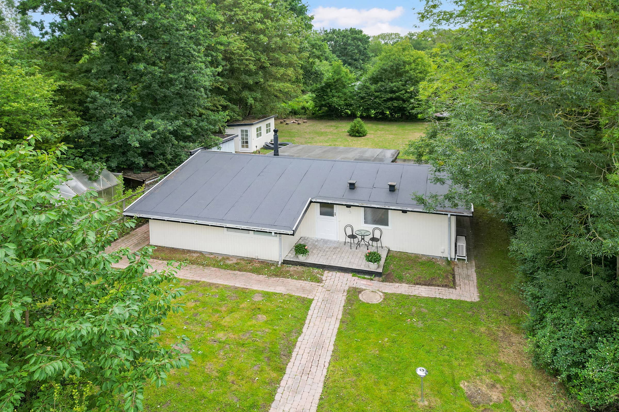 Nyrenoveret sommerhus midt i skoven billede 3