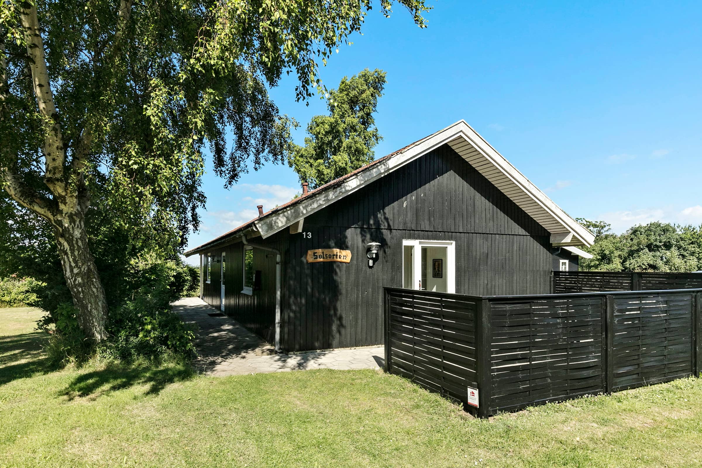 Lyst og hyggeligt sommerhus med havudsigt billede 2