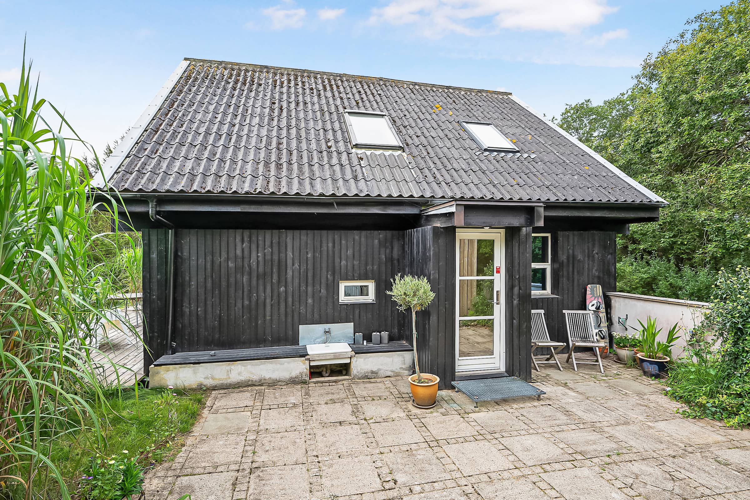Skønt strandhus pakket ind i grønne omgivelser billede 2