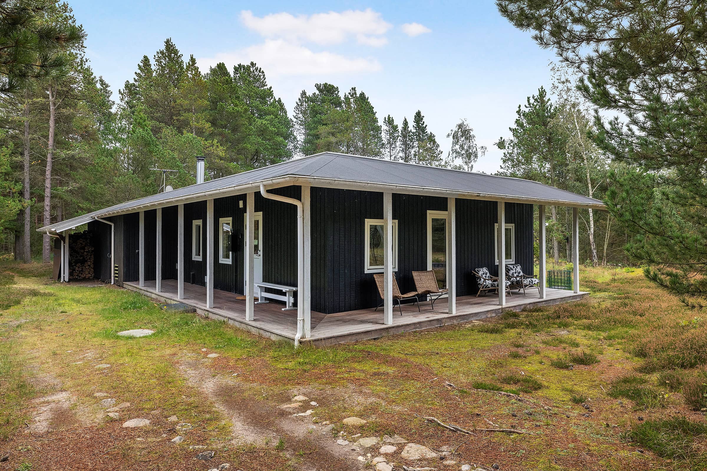 Skønt sommerhus med idyllisk skovbeliggenhed billede 2