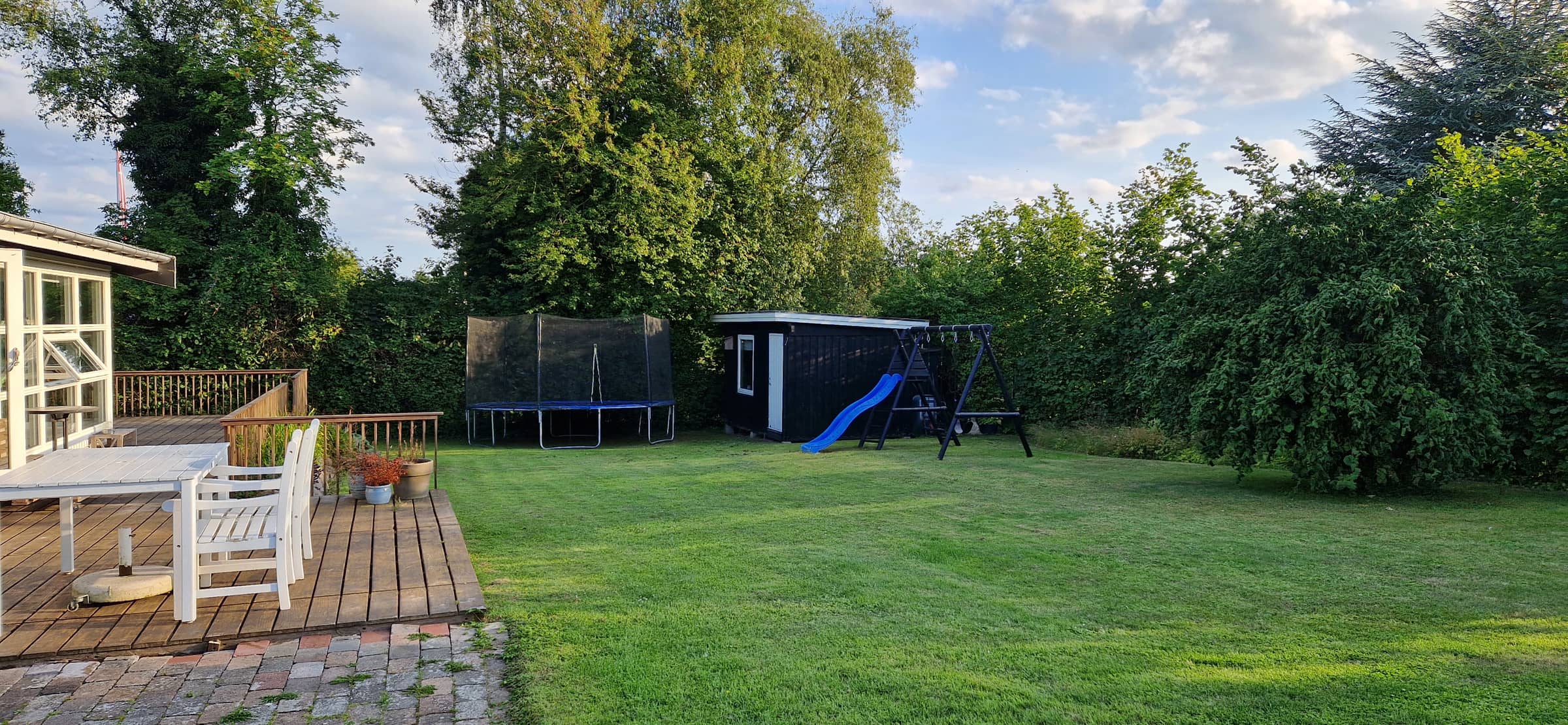 Skønt lyst sommerhus tæt på vand og strand billede 3