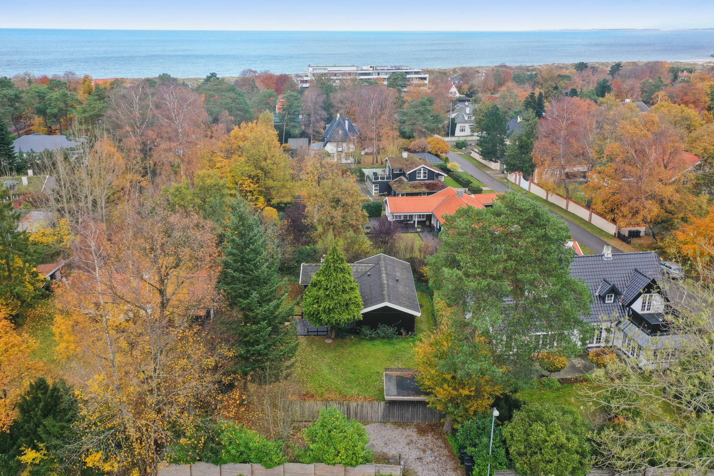 Nyrenoveret og moderne sommerhus tæt på stranden billede 4