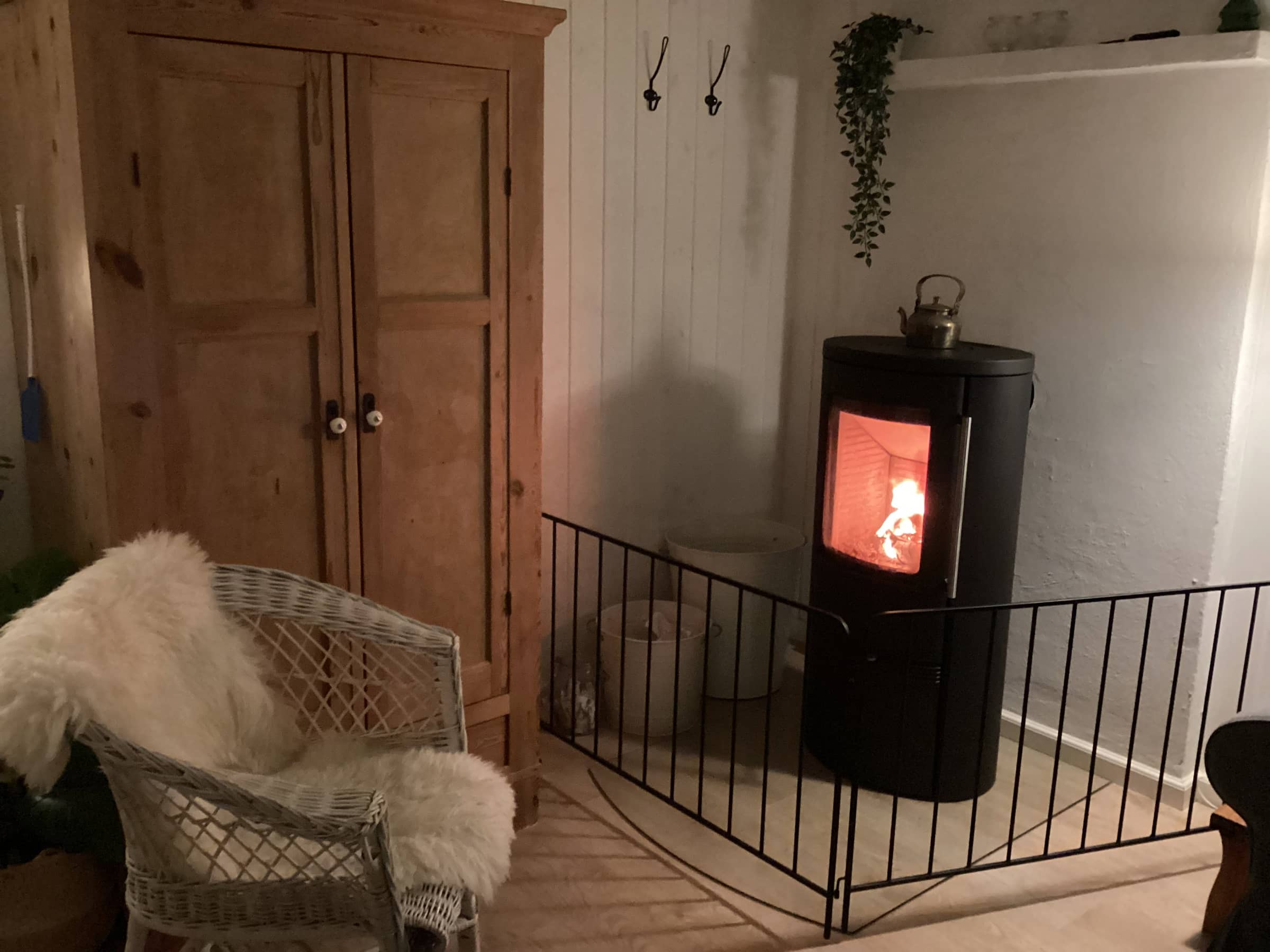 Sommerhuset, midt i skoven tæt på vandet. billede 4
