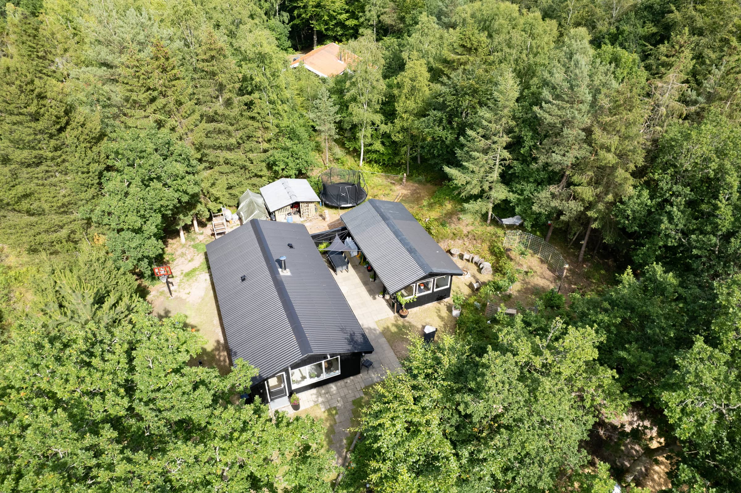 Hyggeligt sommerhus, der ligger utrolig naturskøn billede 2