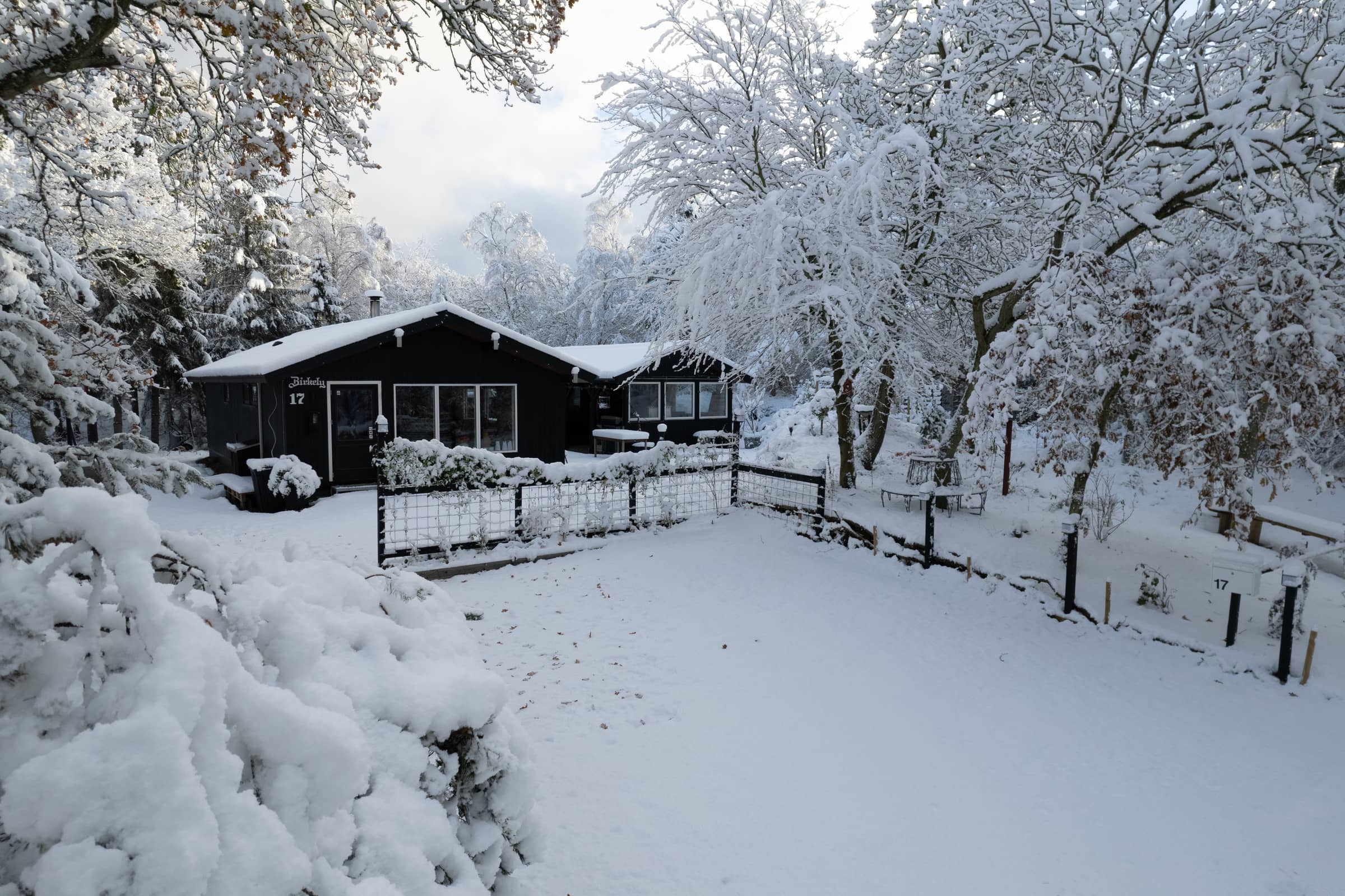 Hyggeligt sommerhus, der ligger utrolig naturskøn billede 3