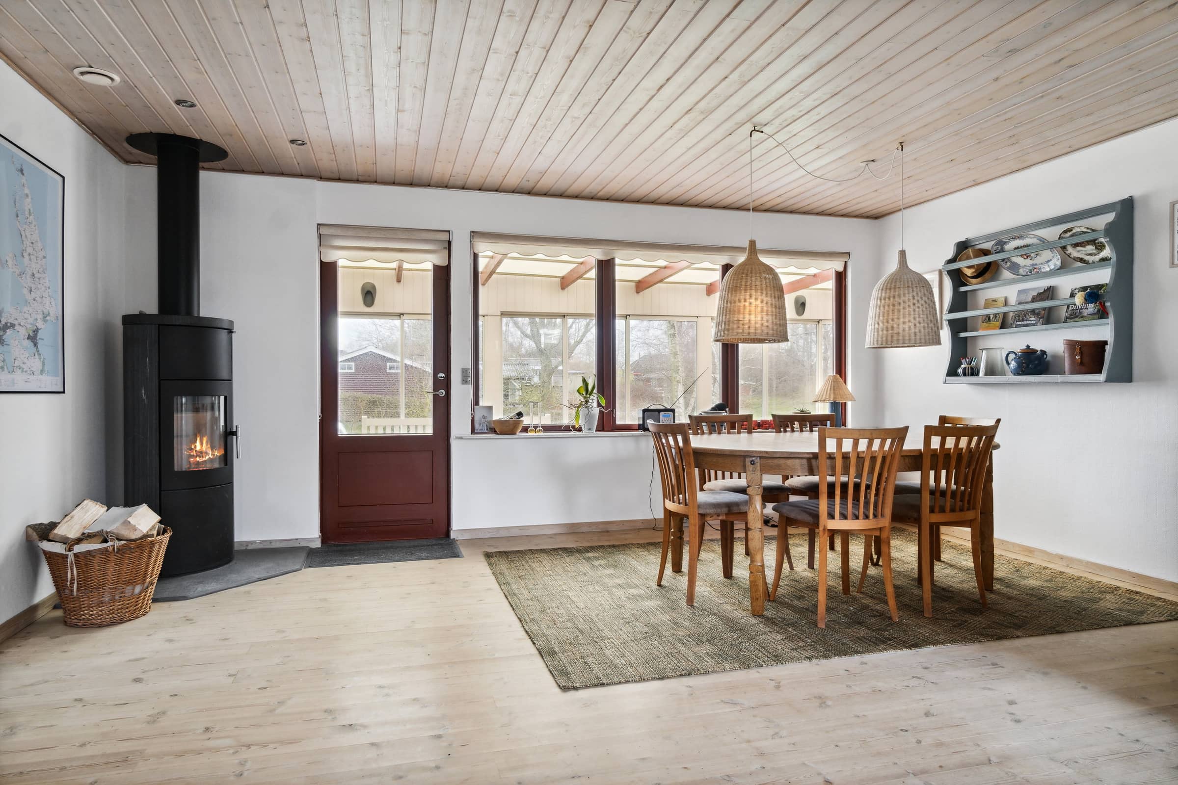 Rummelige sommerhus omgivet af skov  billede 4