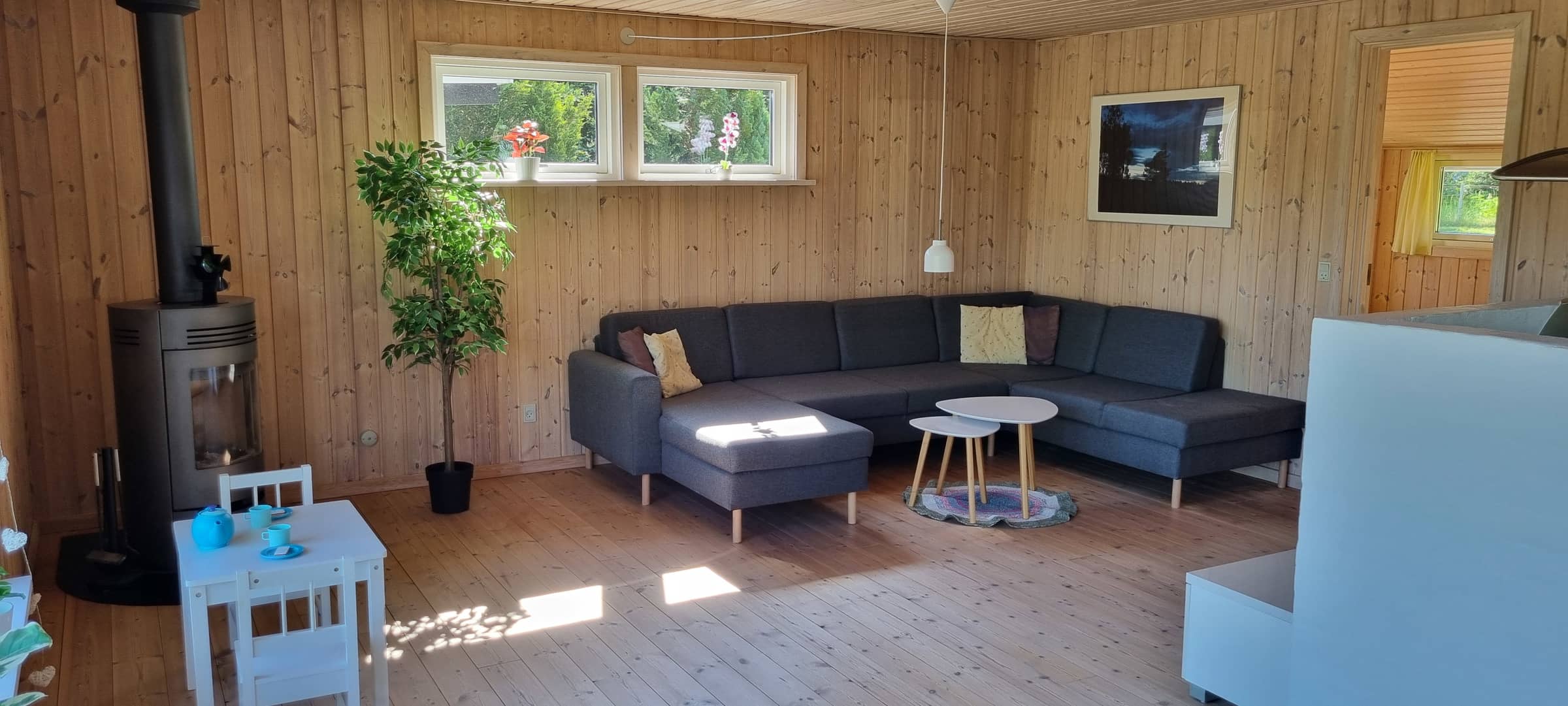 Skøn og ugeneret sommerhus med stor terrasse billede 3