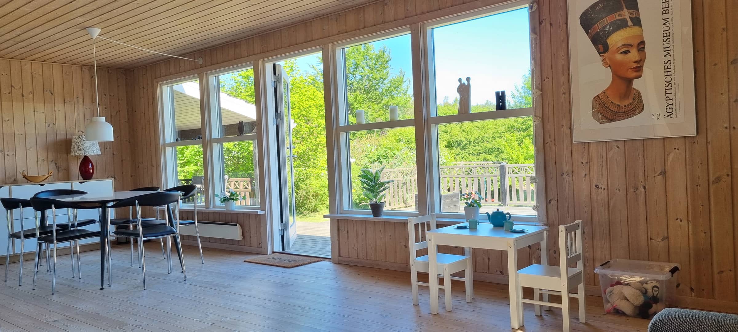 Skøn og ugeneret sommerhus med stor terrasse billede 4