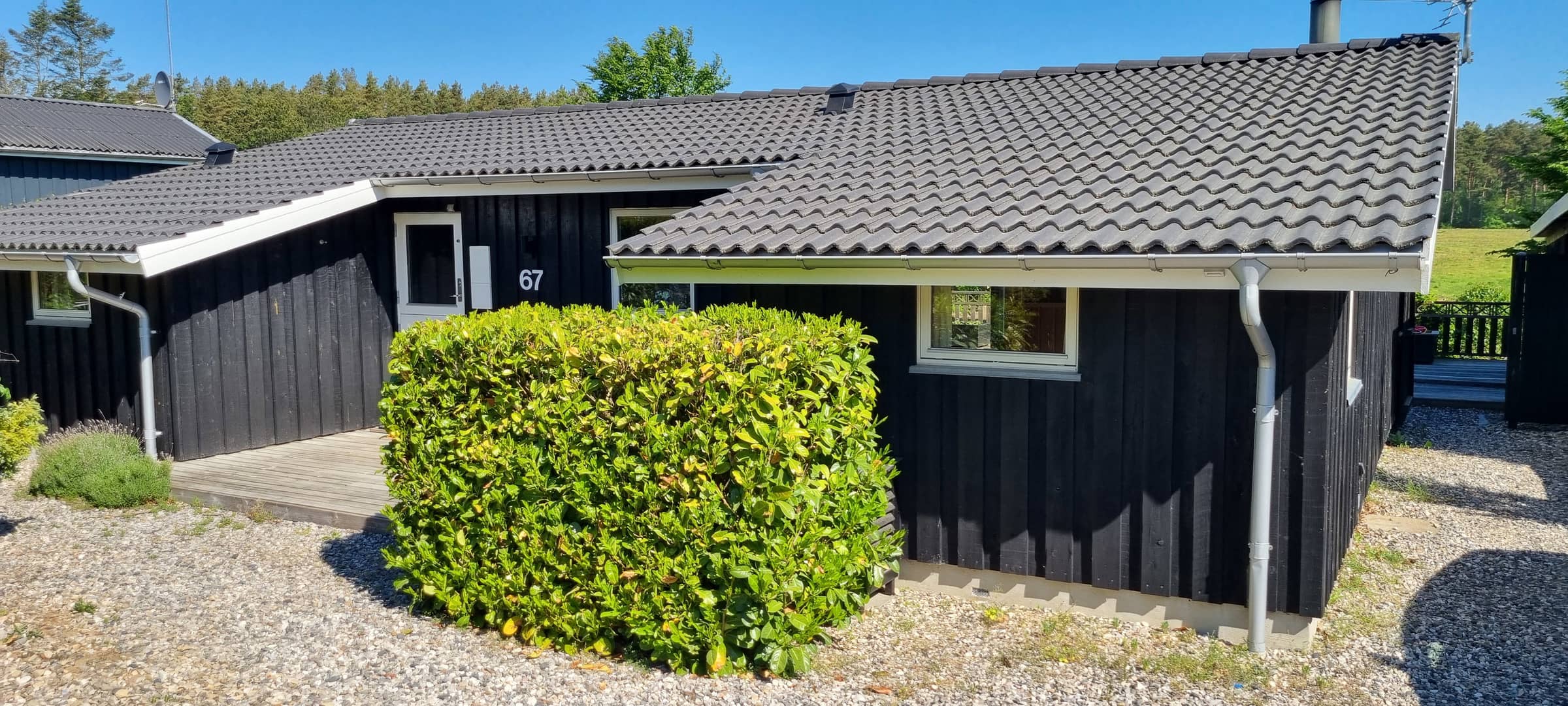 Skøn og ugeneret sommerhus med stor terrasse billede 2