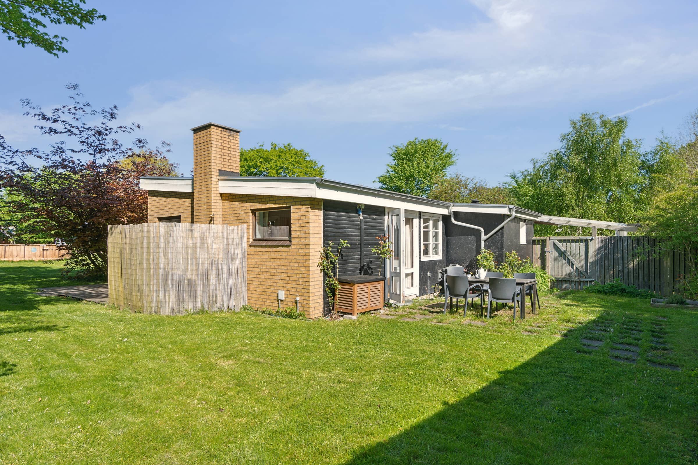 Rummeligt sommerhus med pool billede 2