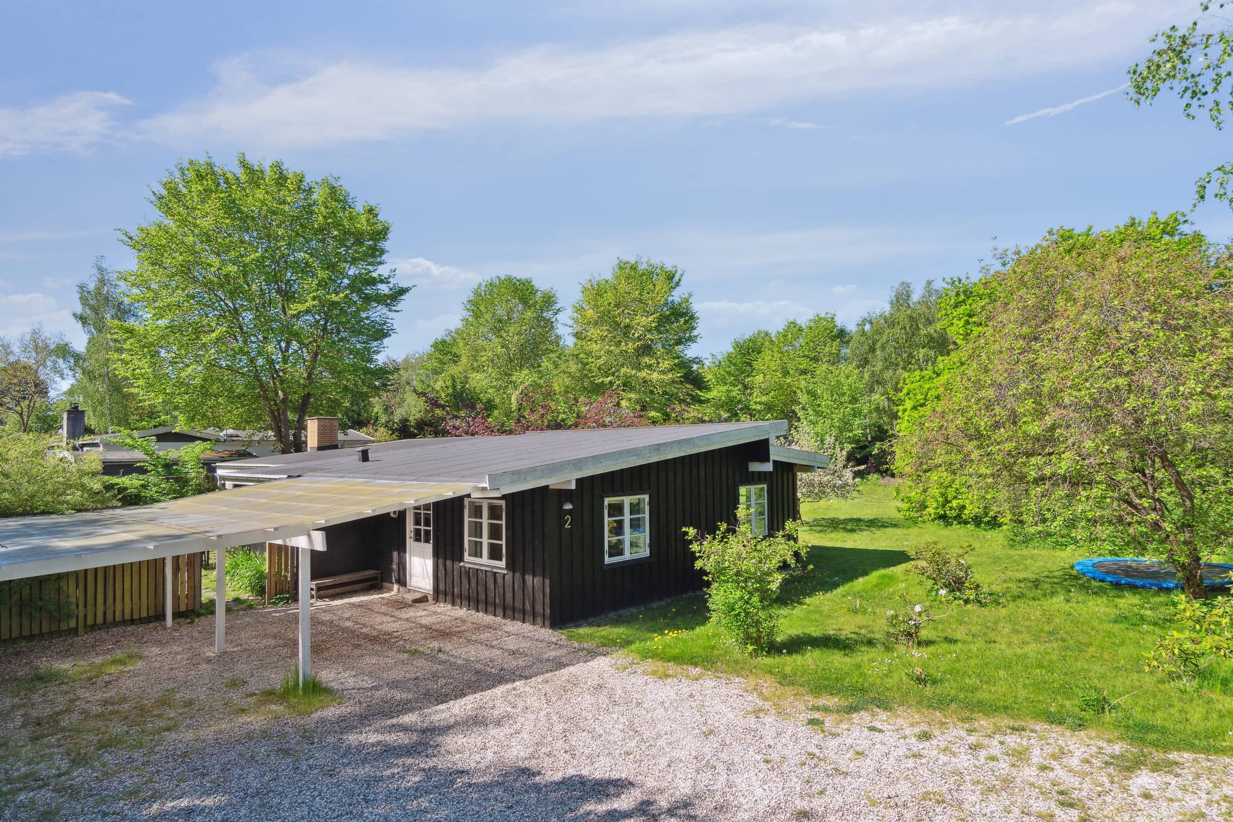 Rummeligt sommerhus med pool billede 3