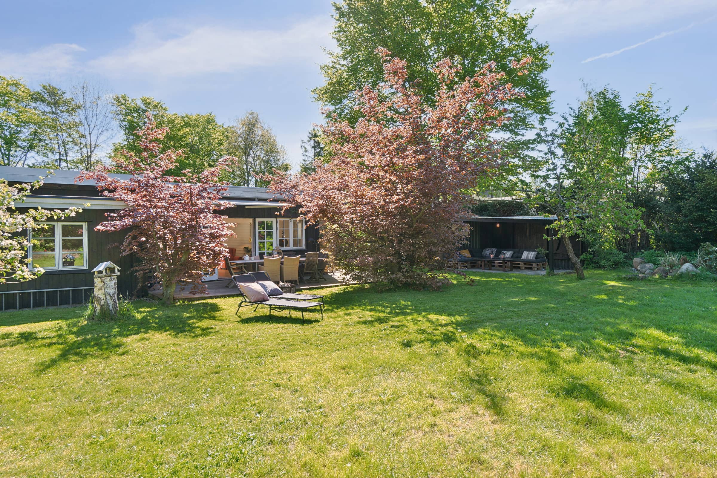 Rummeligt sommerhus med pool billede 5