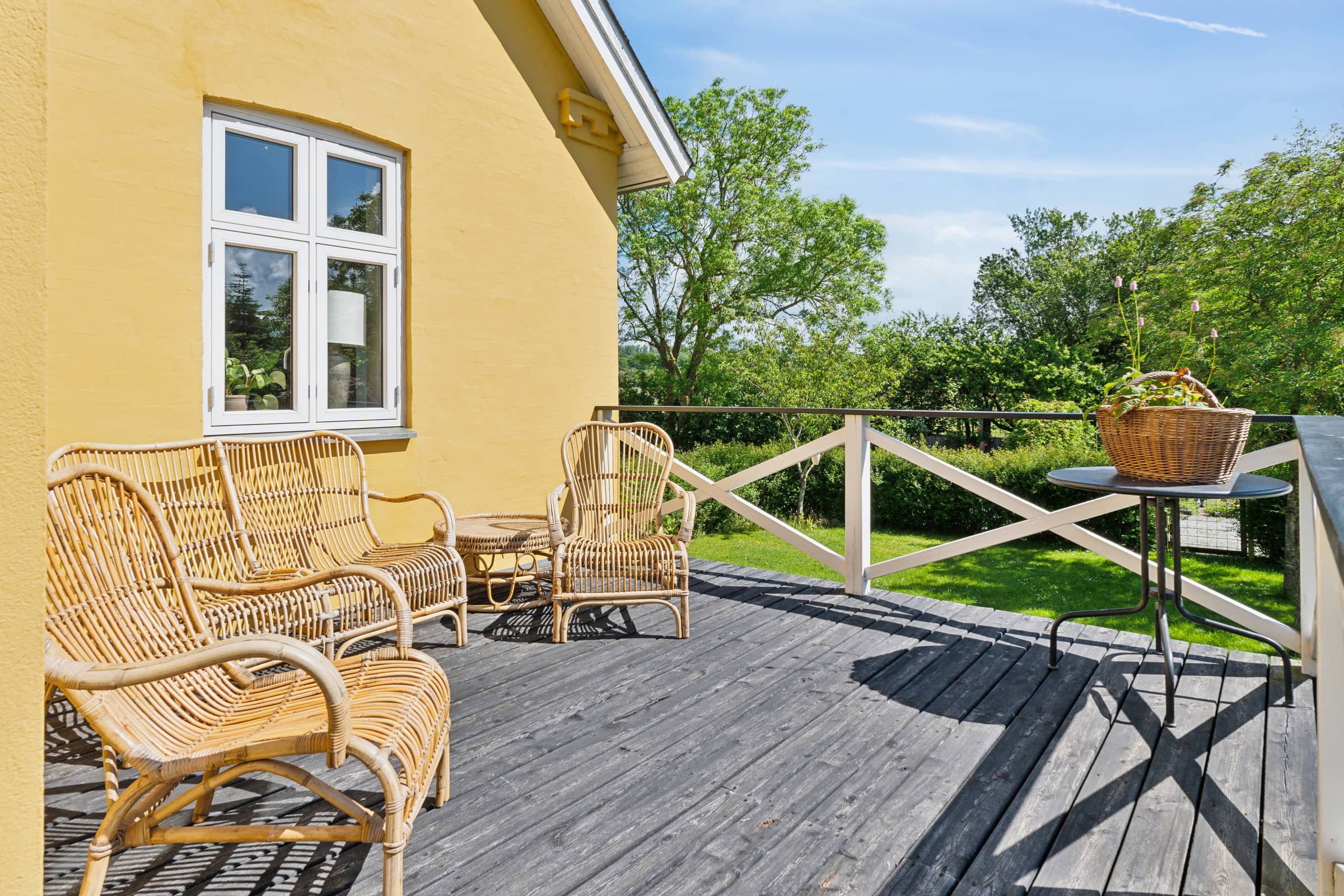 Smuk gul landvilla nær vandet billede 5