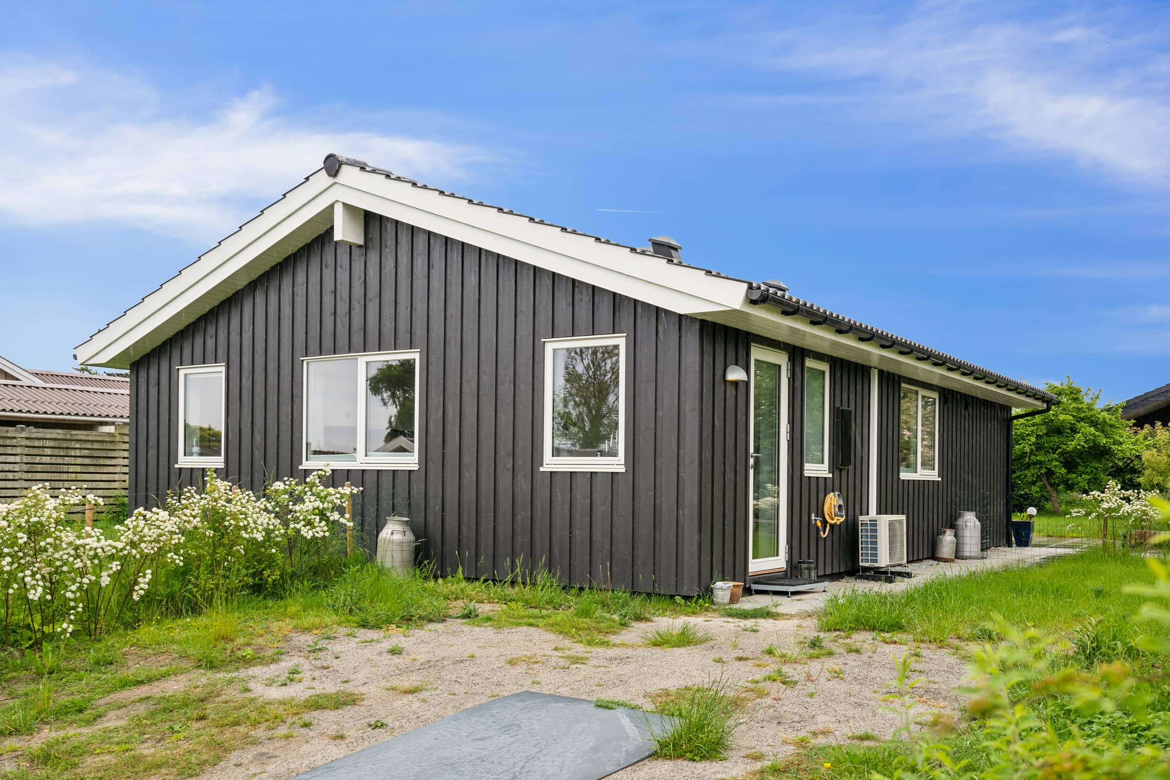 Hyggeligt sommerhus nær vandet billede 3
