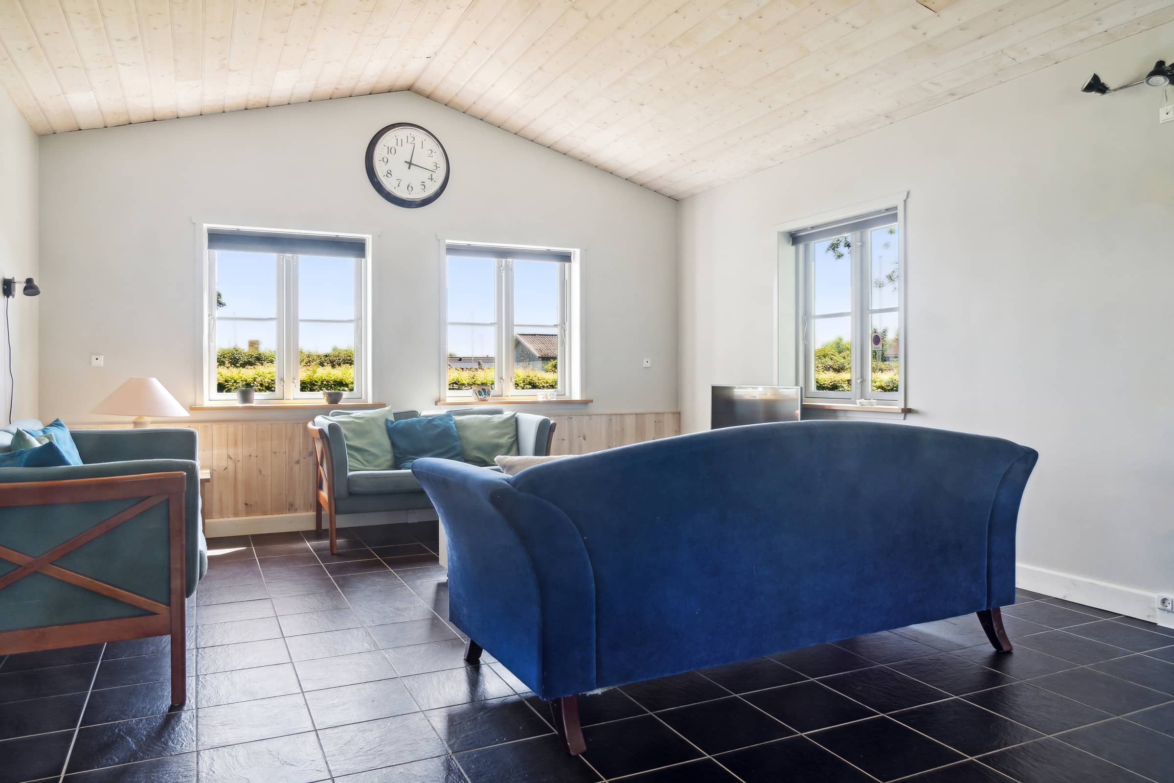 Lyst sommerhus nær havet på stor naturgrund billede 5