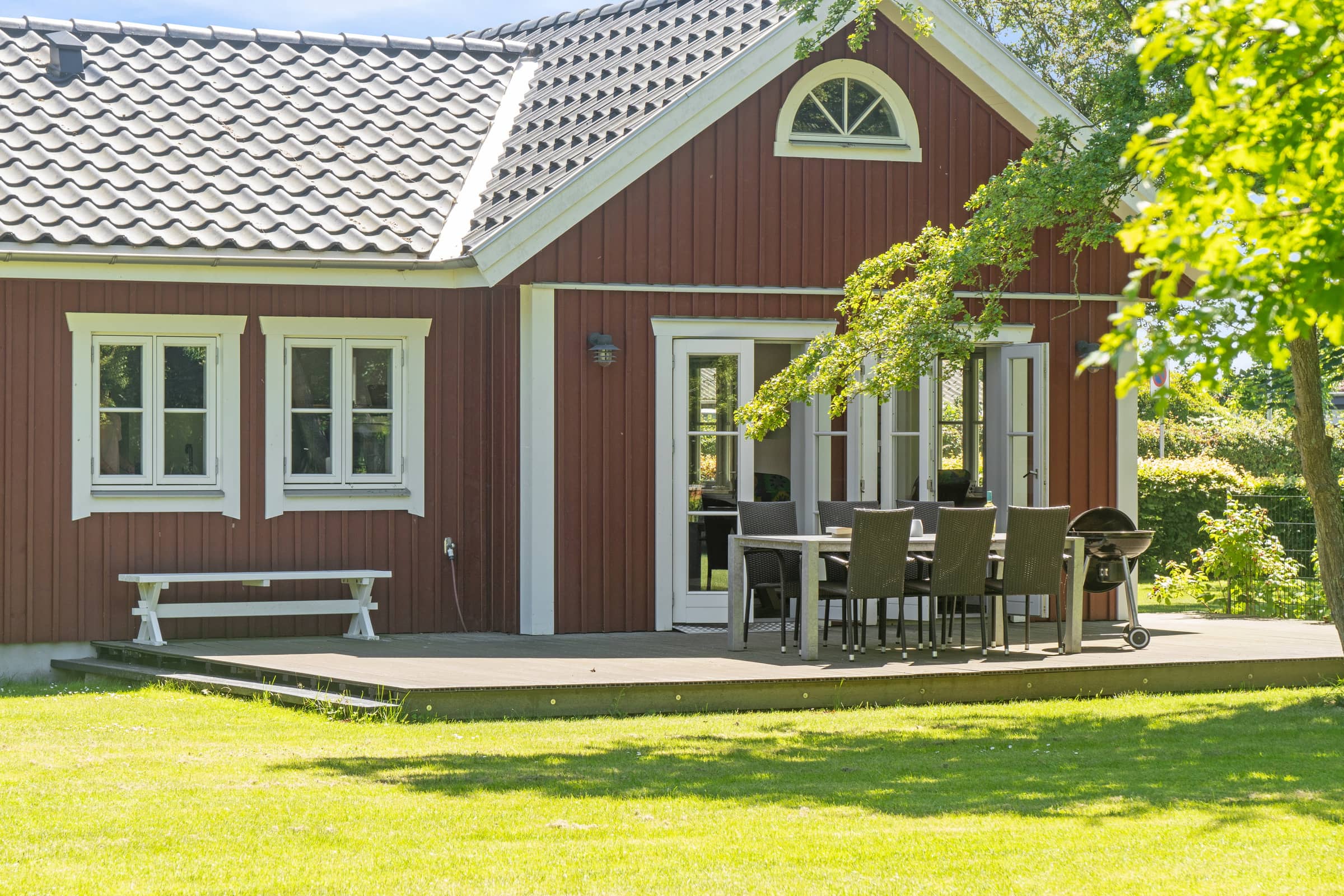 Lyst sommerhus nær havet på stor naturgrund billede 3