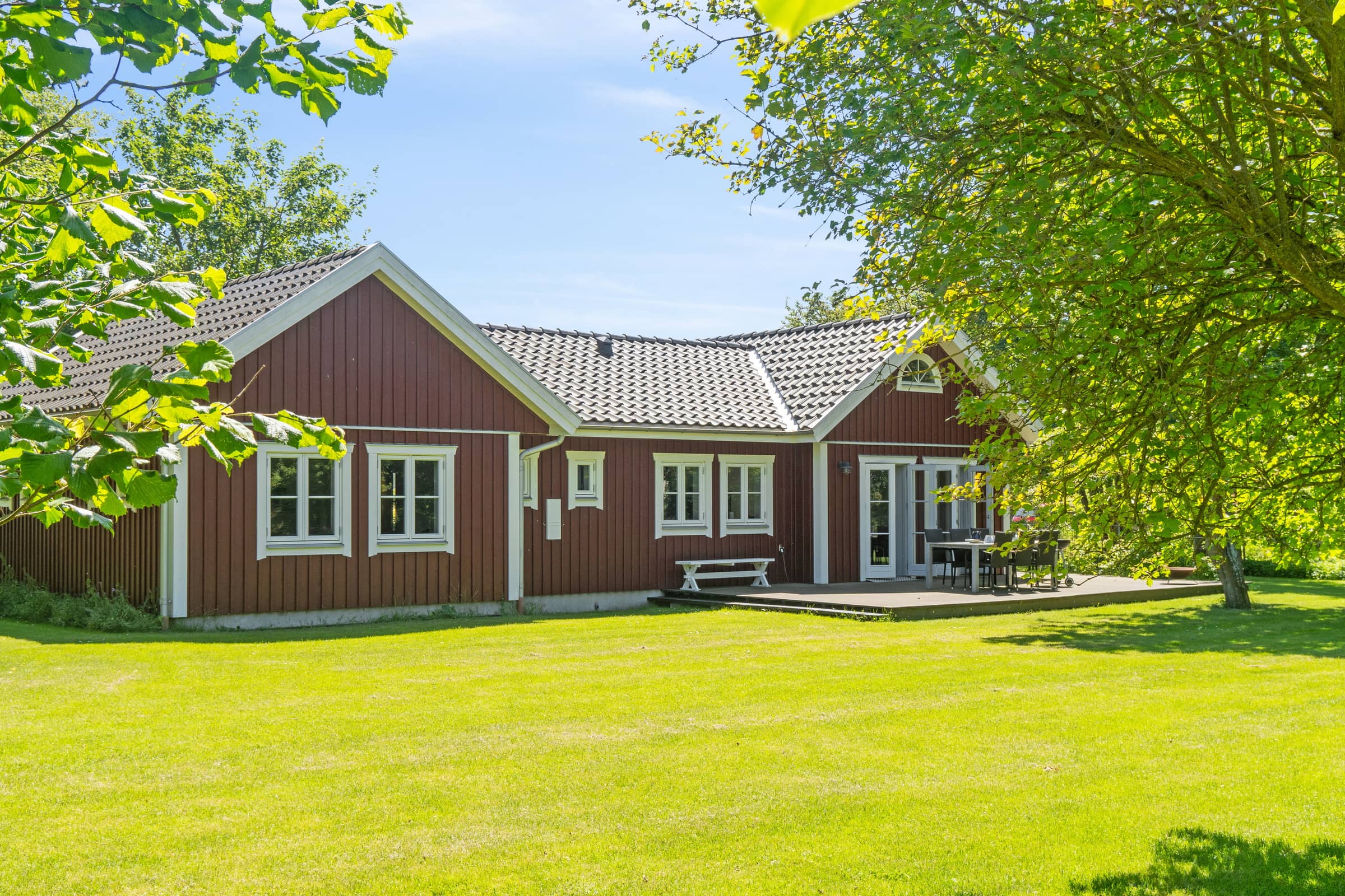 Lyst sommerhus nær havet på stor naturgrund billede 2
