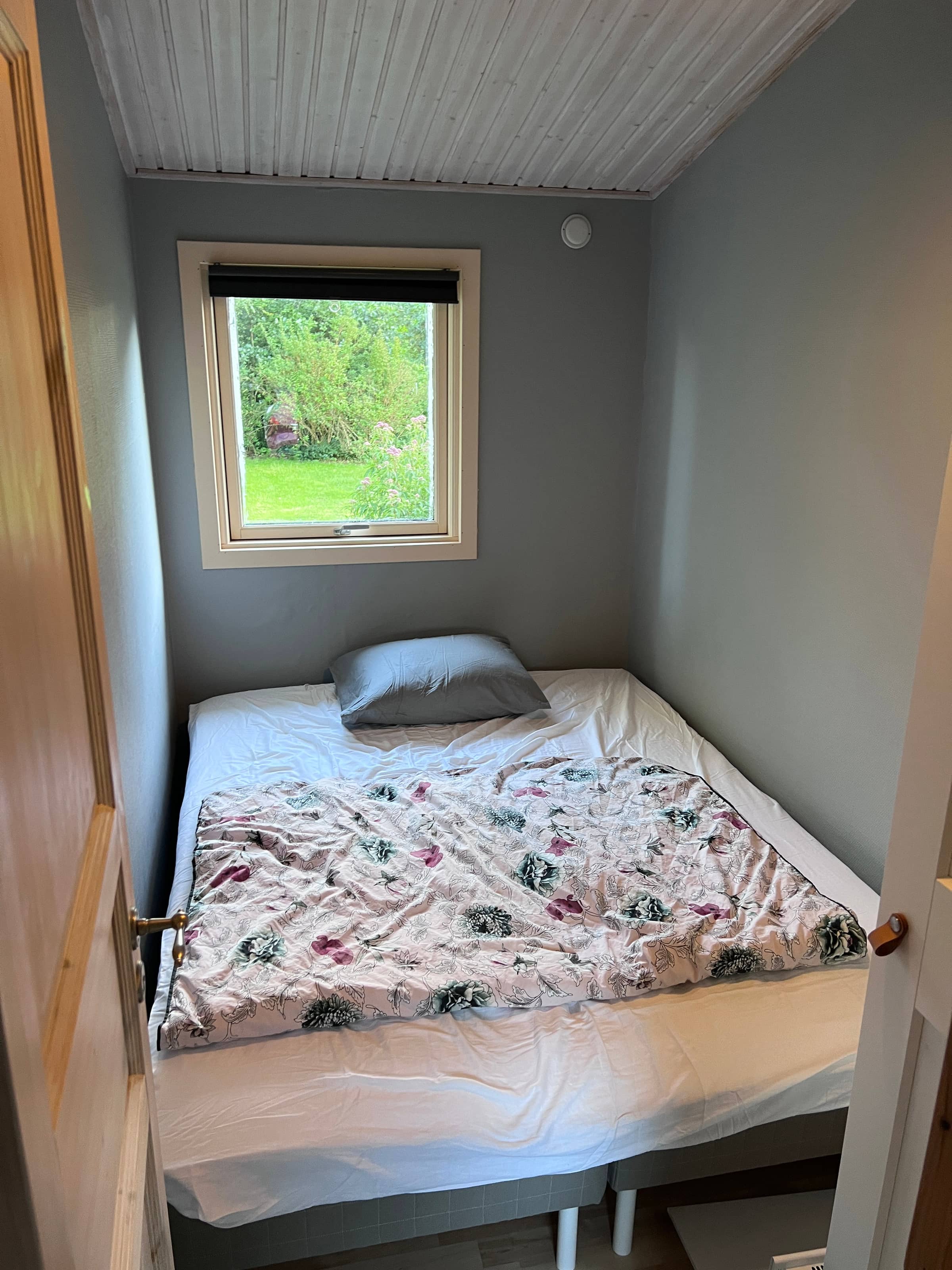 Hyggeligt sommerhus på ugenert grund billede 2
