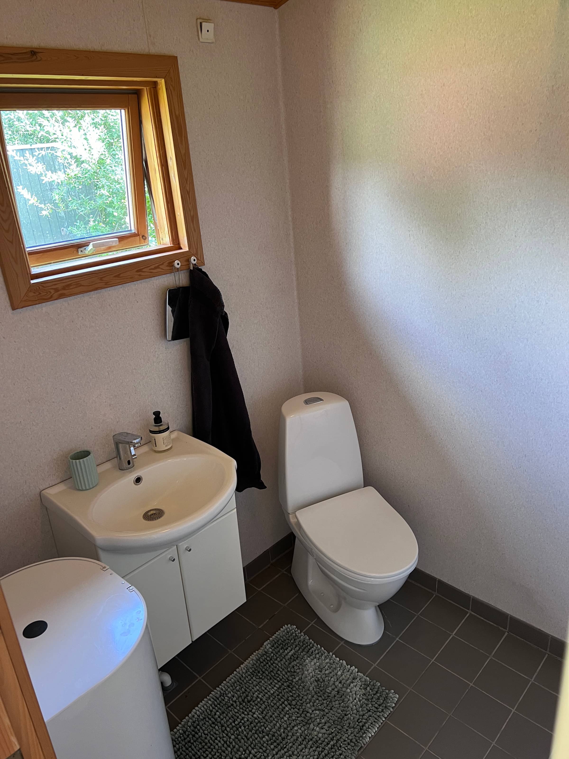 Hyggeligt sommerhus på ugenert grund billede 4