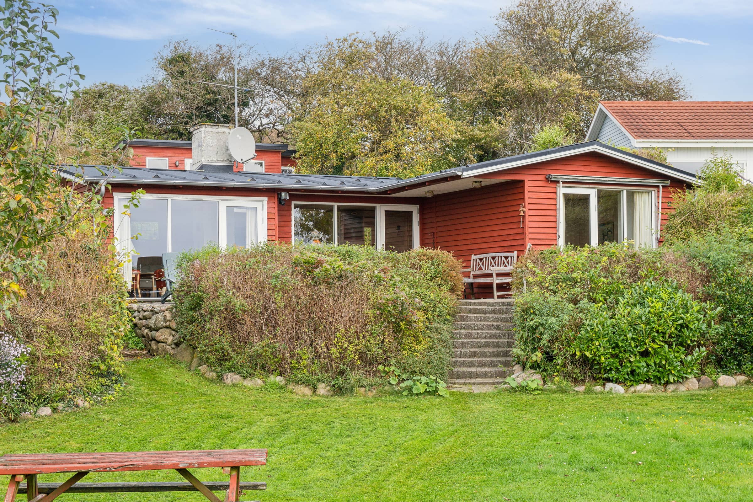 Udsigt til hav og natur i hyggeligt sommerhus billede 2