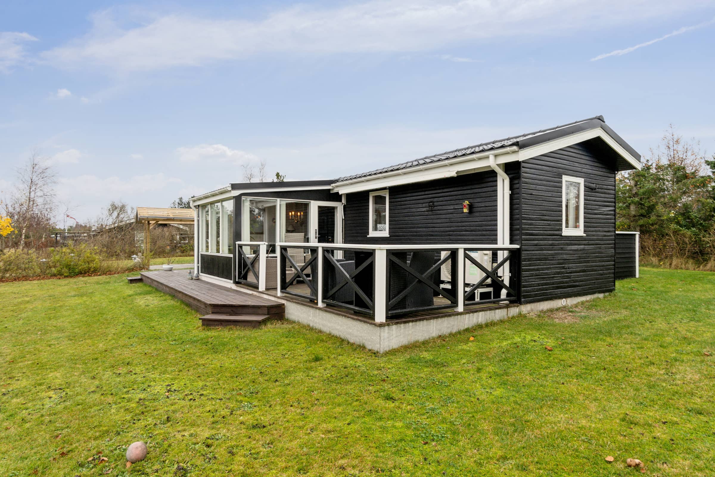Ferieidyl nær strand og byliv billede 3