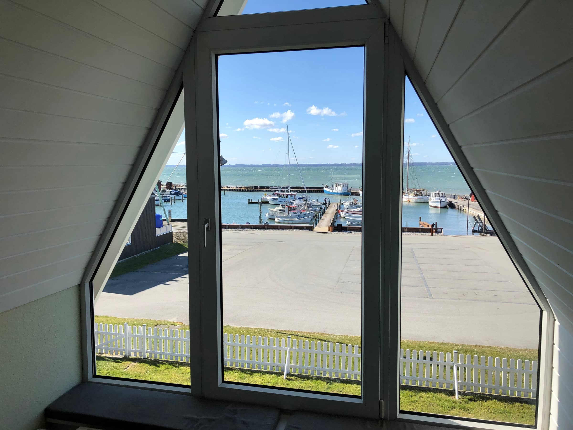 Sommerhus med udsigt over havn og hav billede 2