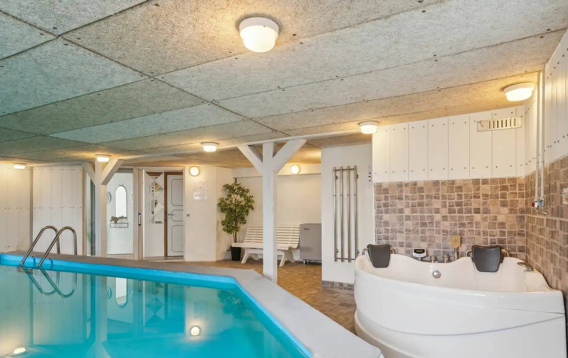 Børnevenligt sommerhus med stor indendørs pool billede 3