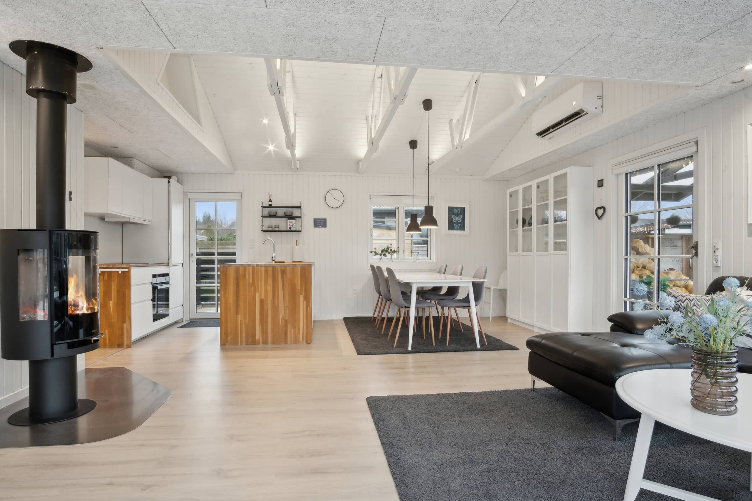 Super hyggeligt sommerhus i nordisk stil i Høll billede 4