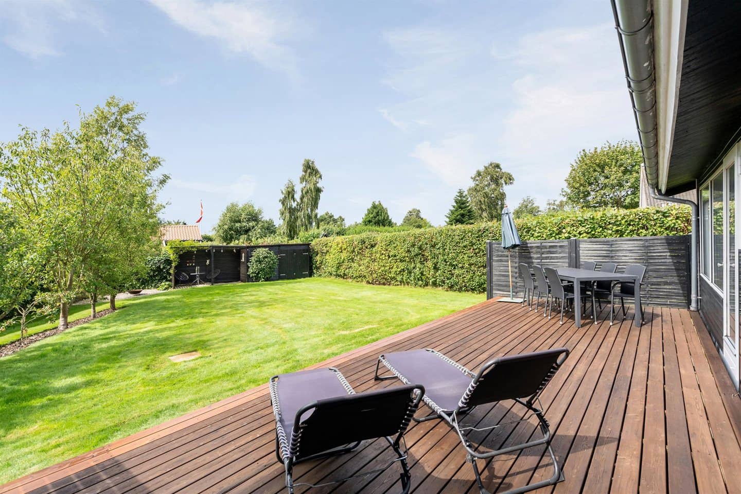Idyllisk sommerhus tæt på vand og natur billede 2
