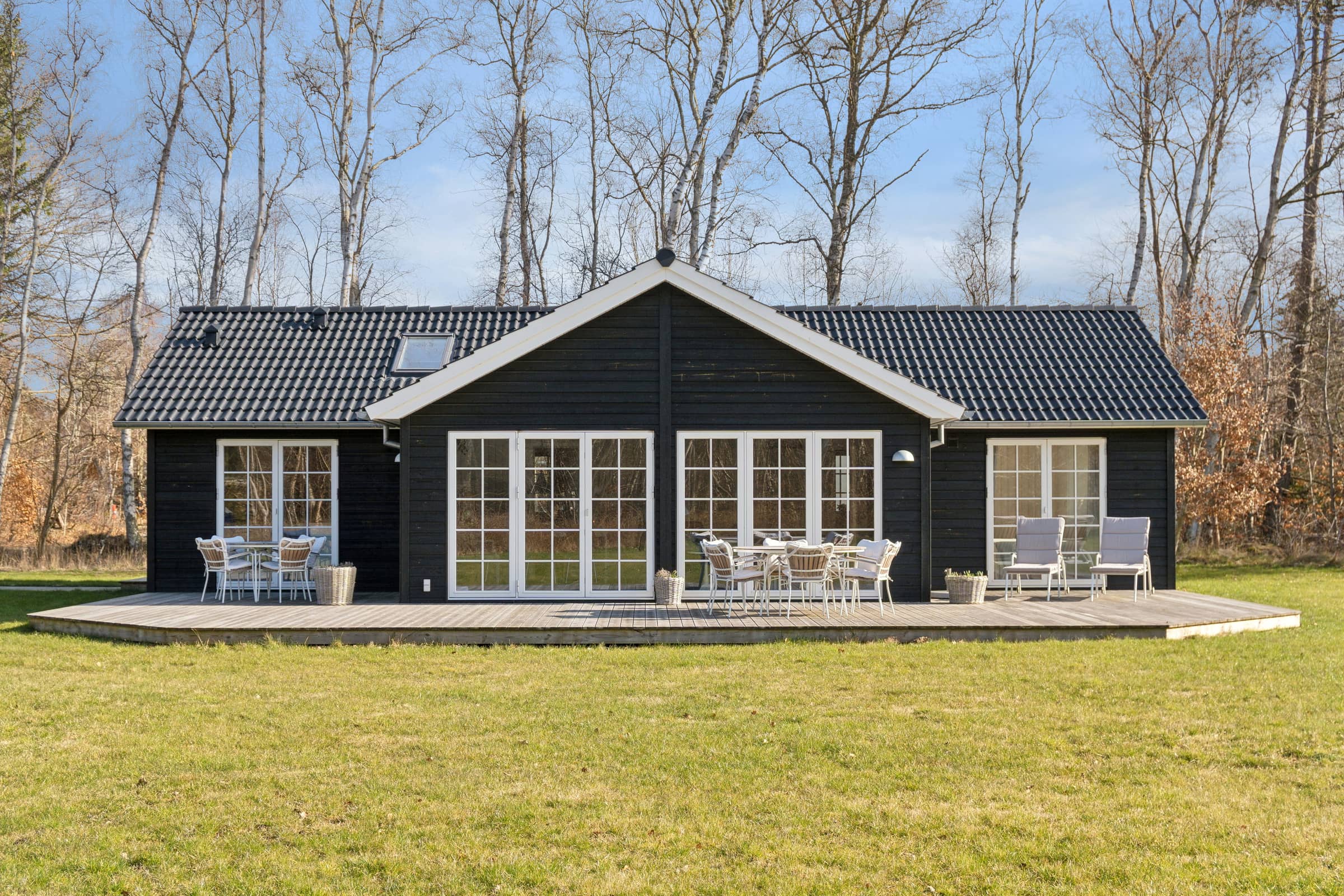 Moderne sommerhus med stor have tæt på strand billede 3