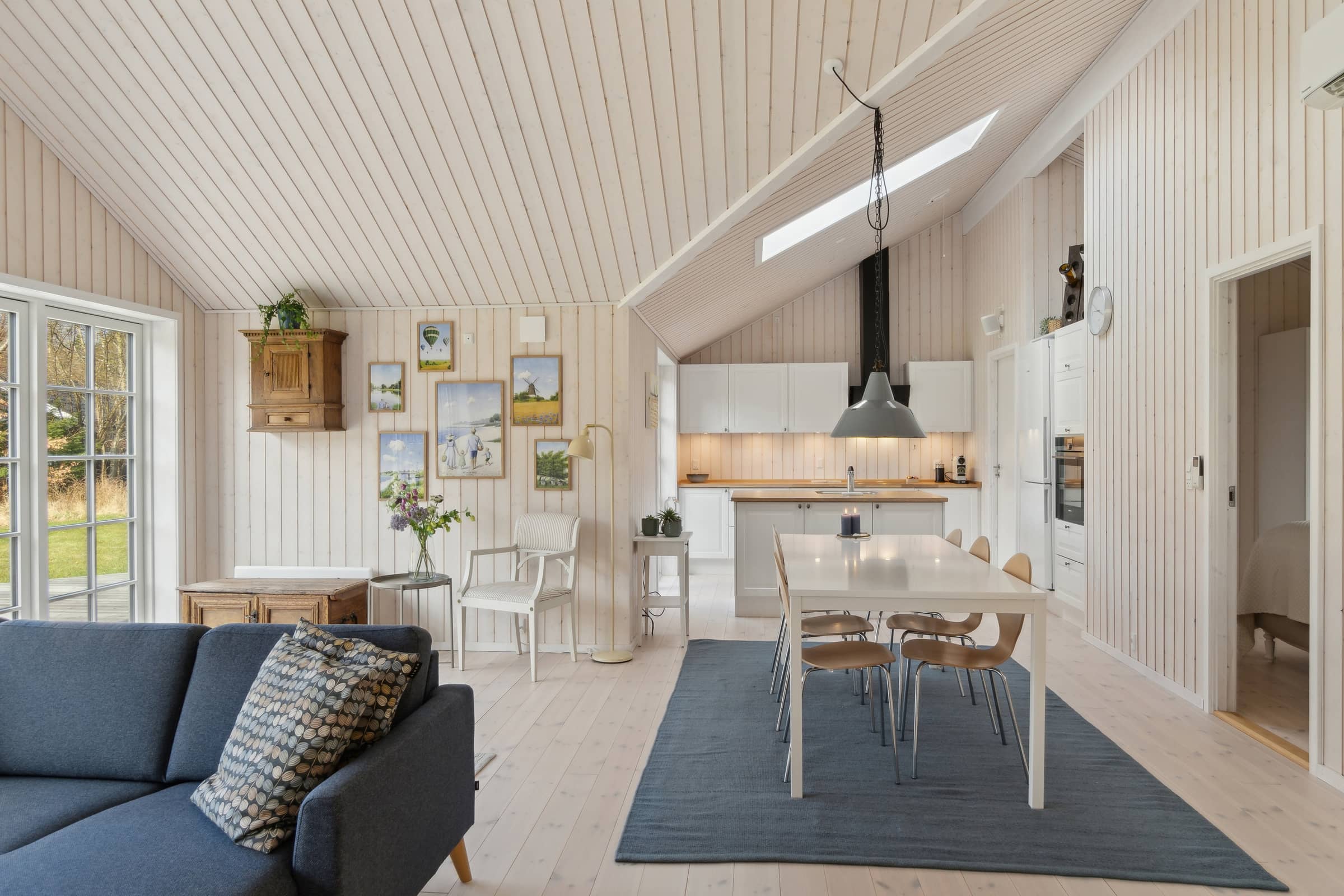 Moderne sommerhus med stor have tæt på strand billede 2